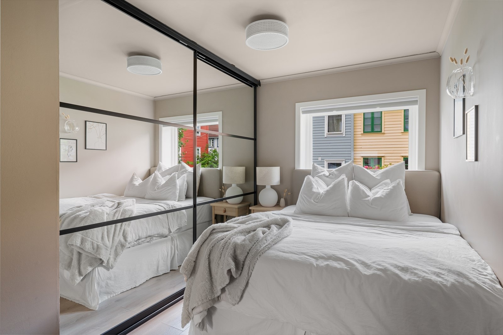 - Soverommet har praktisk løsning med innebygde skap - Galleribilde