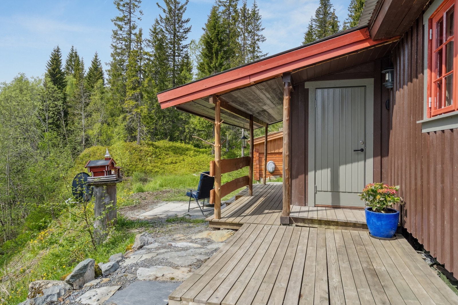 Hytta ligger rett ved Bulandsvatnet som byr på bade- og fiskemuligheter. Galleribilde