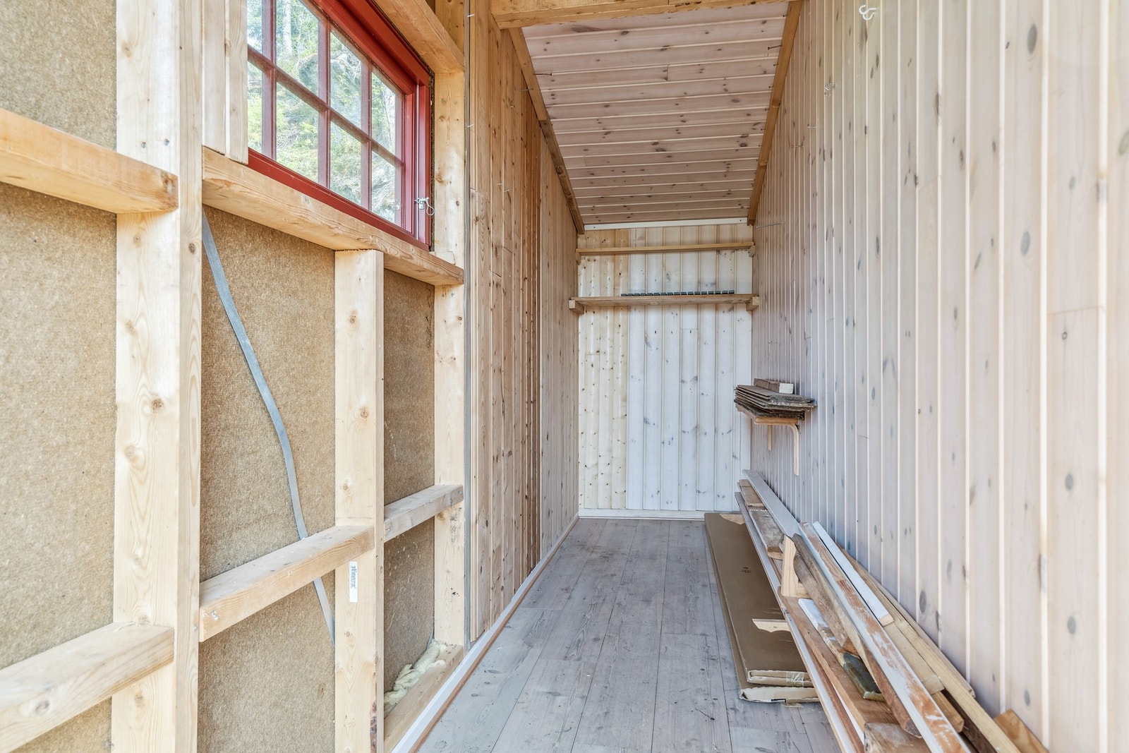 Romslig utvendig bod. Galleribilde