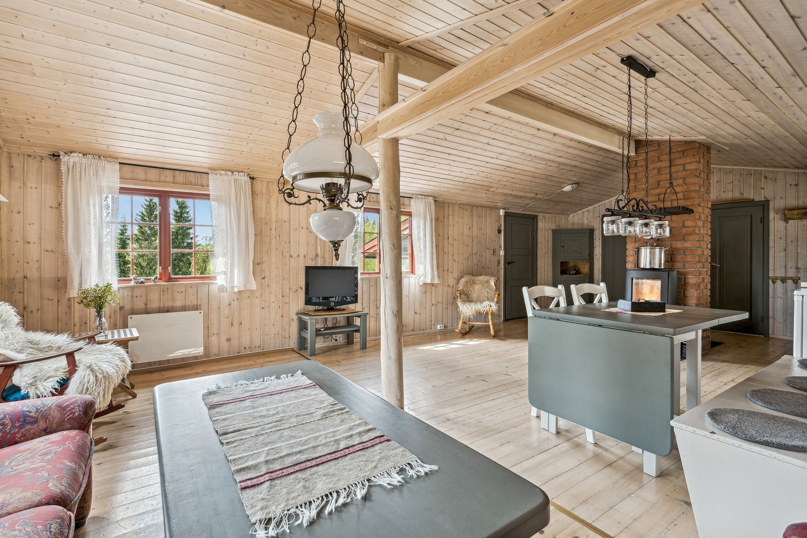 Stuen benytter seg blant annet av peis og panelovner for oppvarming. Galleribilde