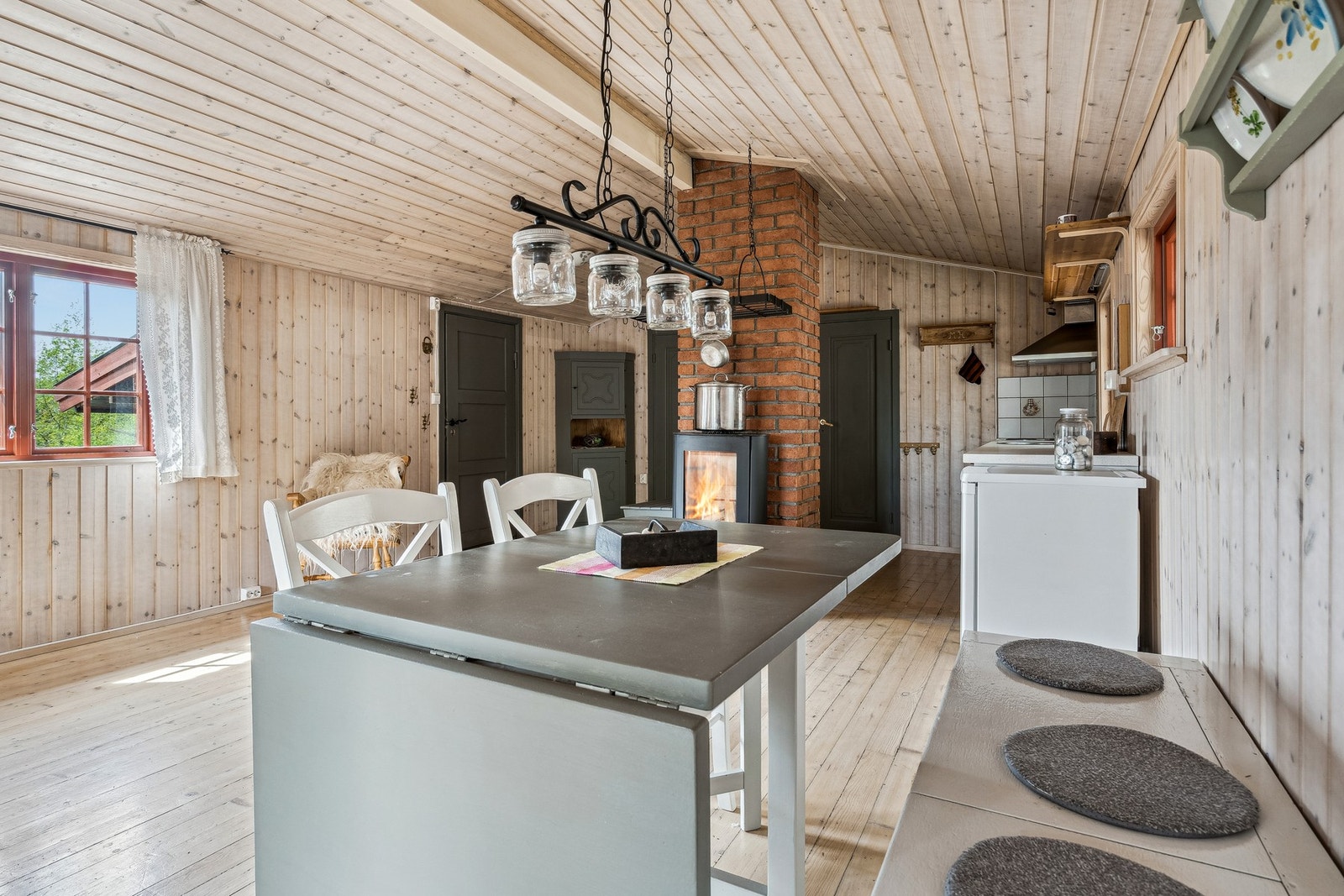 Det er god takhøyde som gir rommet en luftig atmosfære. Galleribilde