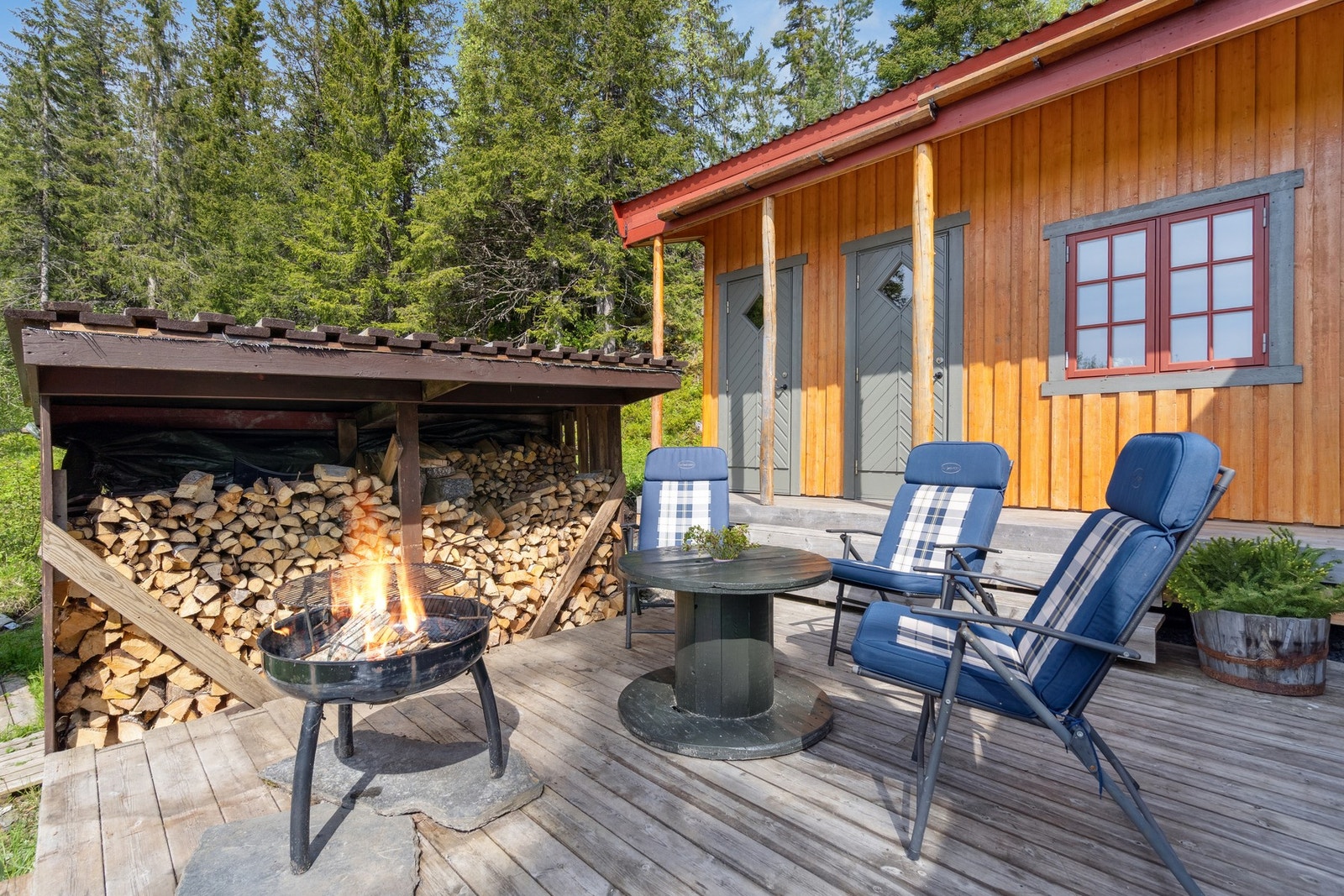 Hytta har en romslig terrasse med god plass til ønsket utemøblement. Galleribilde