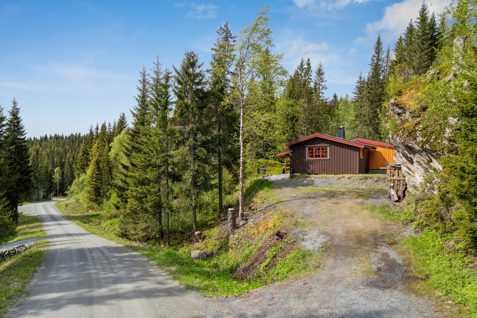 Velkommen til en flott beliggende hytte omringet av naturskjønne omgivelser. Galleribilde