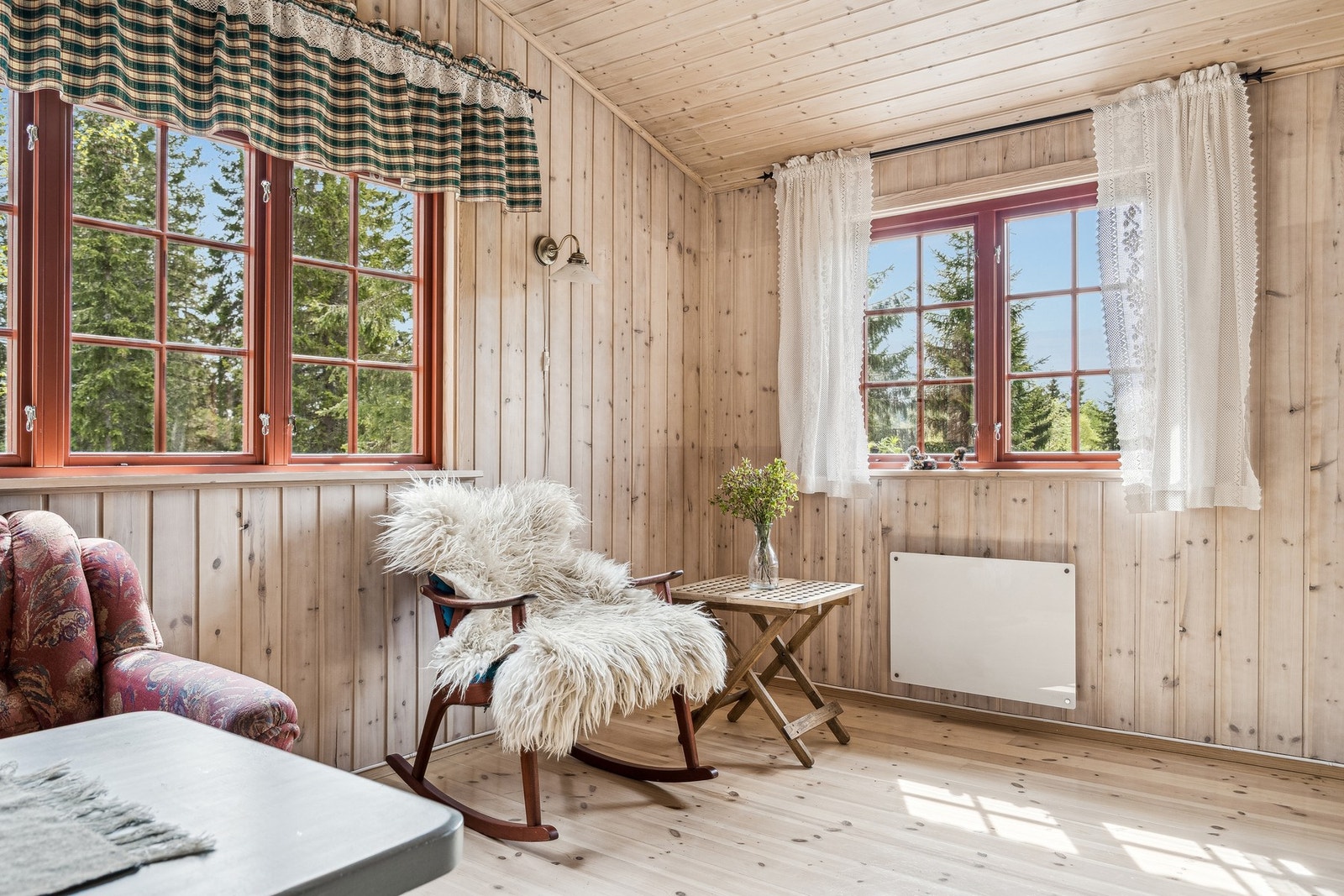 Store vindusflater på stuen gir rikelig med naturlig lysinnslipp. Galleribilde