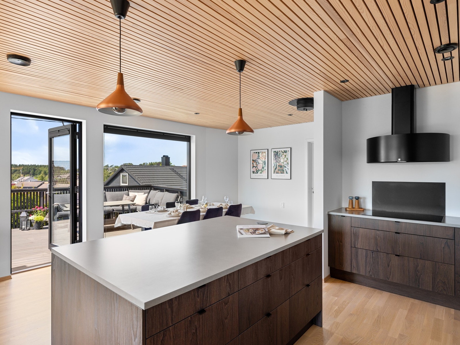 Fra kjøkken / spisestue er det utgang til takterrasse over carport med fine sol- og utsiktsforhold. Galleribilde