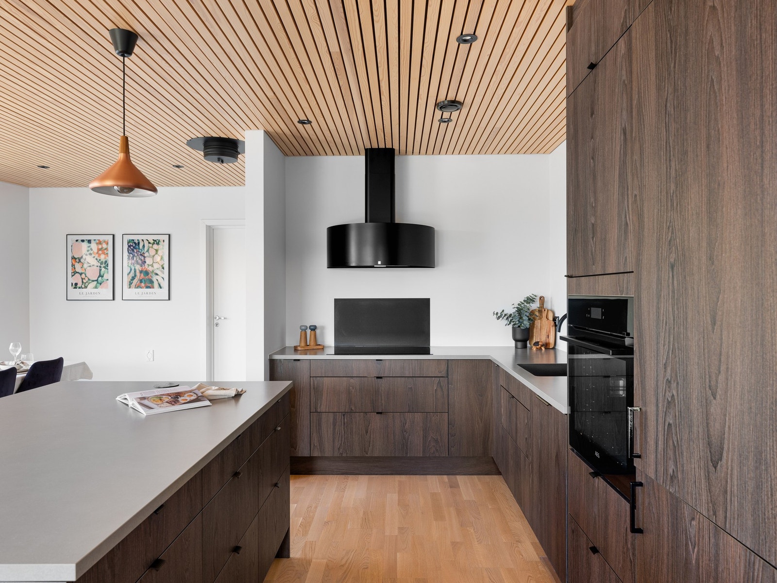 Integrerte hvitevarer 90 cm induksjon platetopp, stekeovn, oppvaskmaskin og kombiskap medfølger i handelen Galleribilde