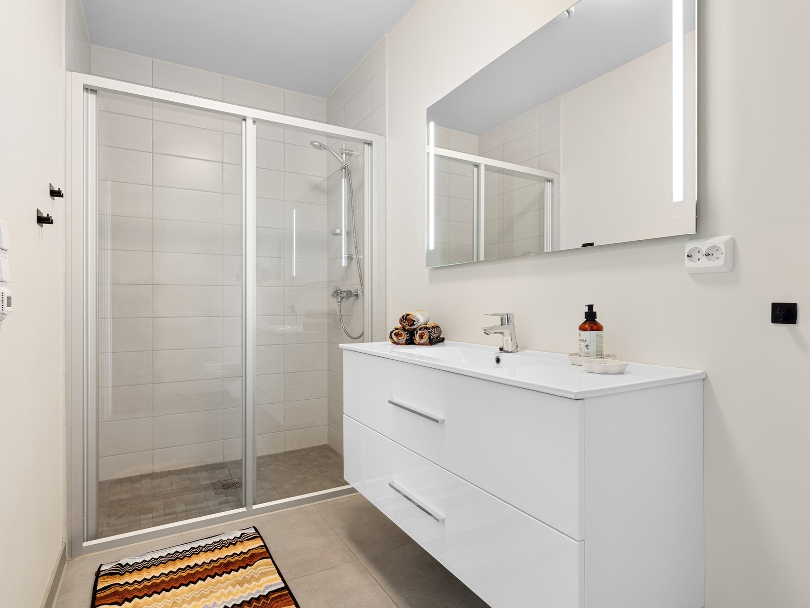 Badet er utstyrt med stilrene 60x60 fliser og behagelig gulvvarme. Galleribilde