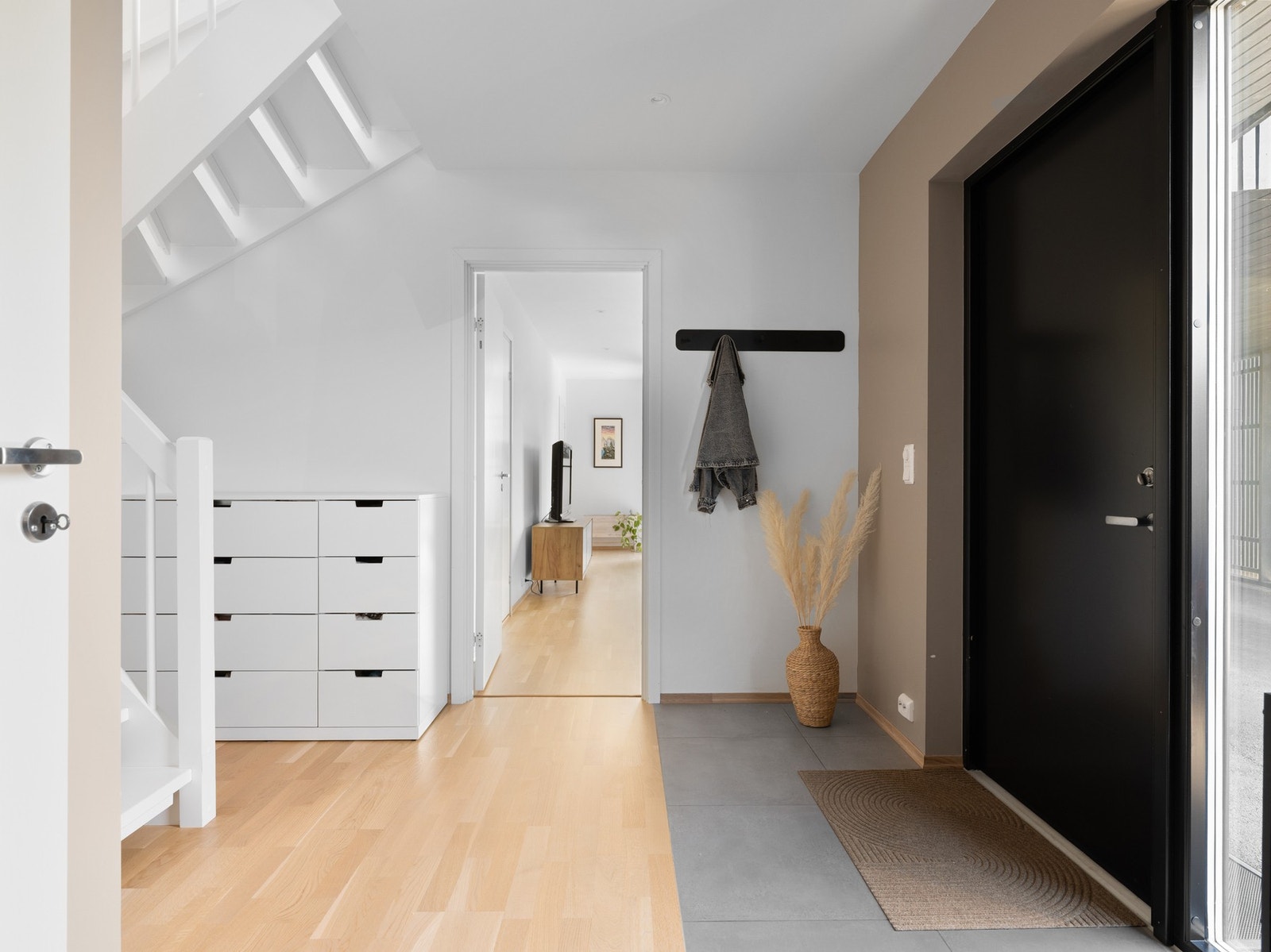 Lys og åpen entré/gang Galleribilde