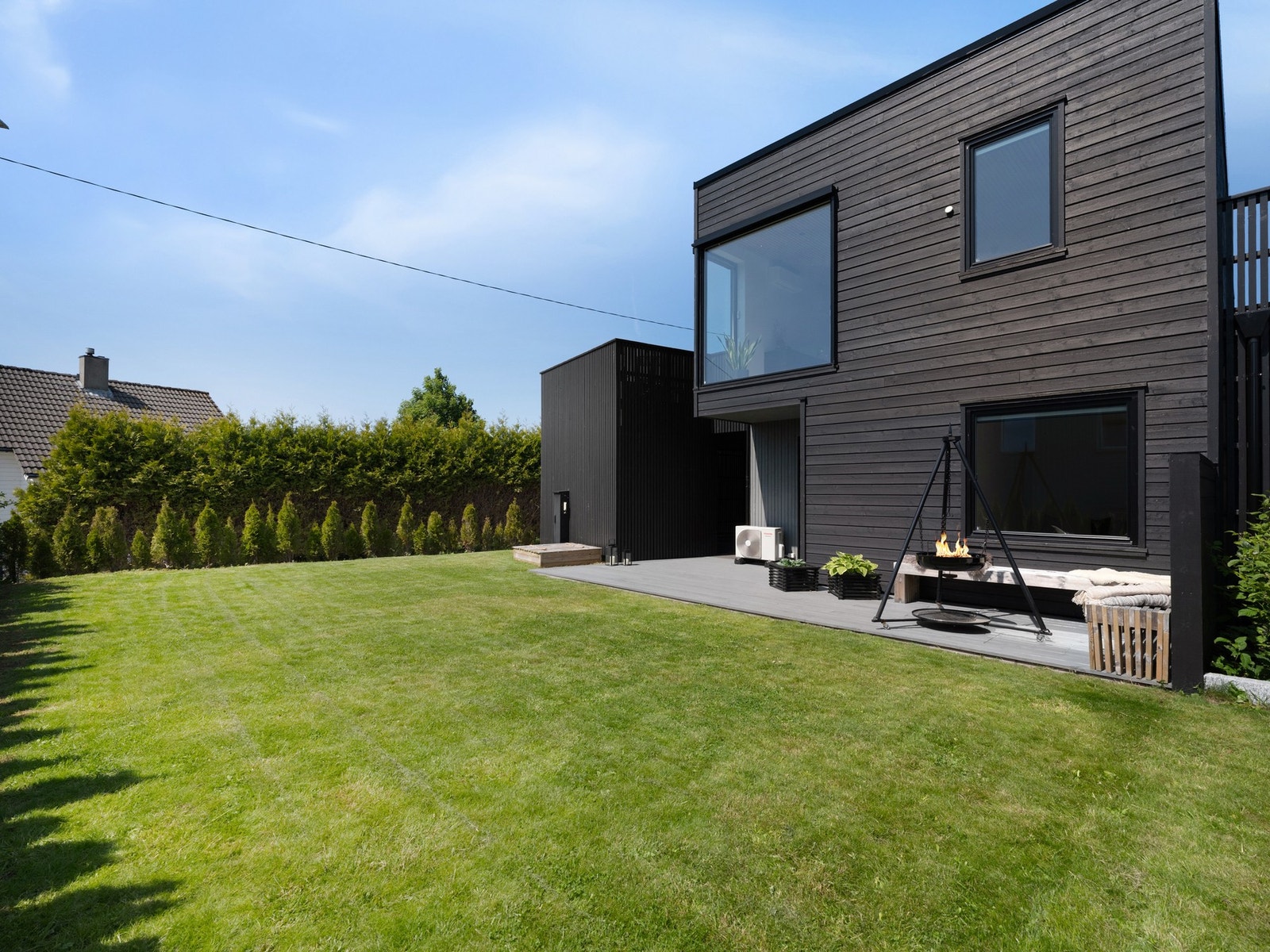 Flott hage med plen og busker Galleribilde