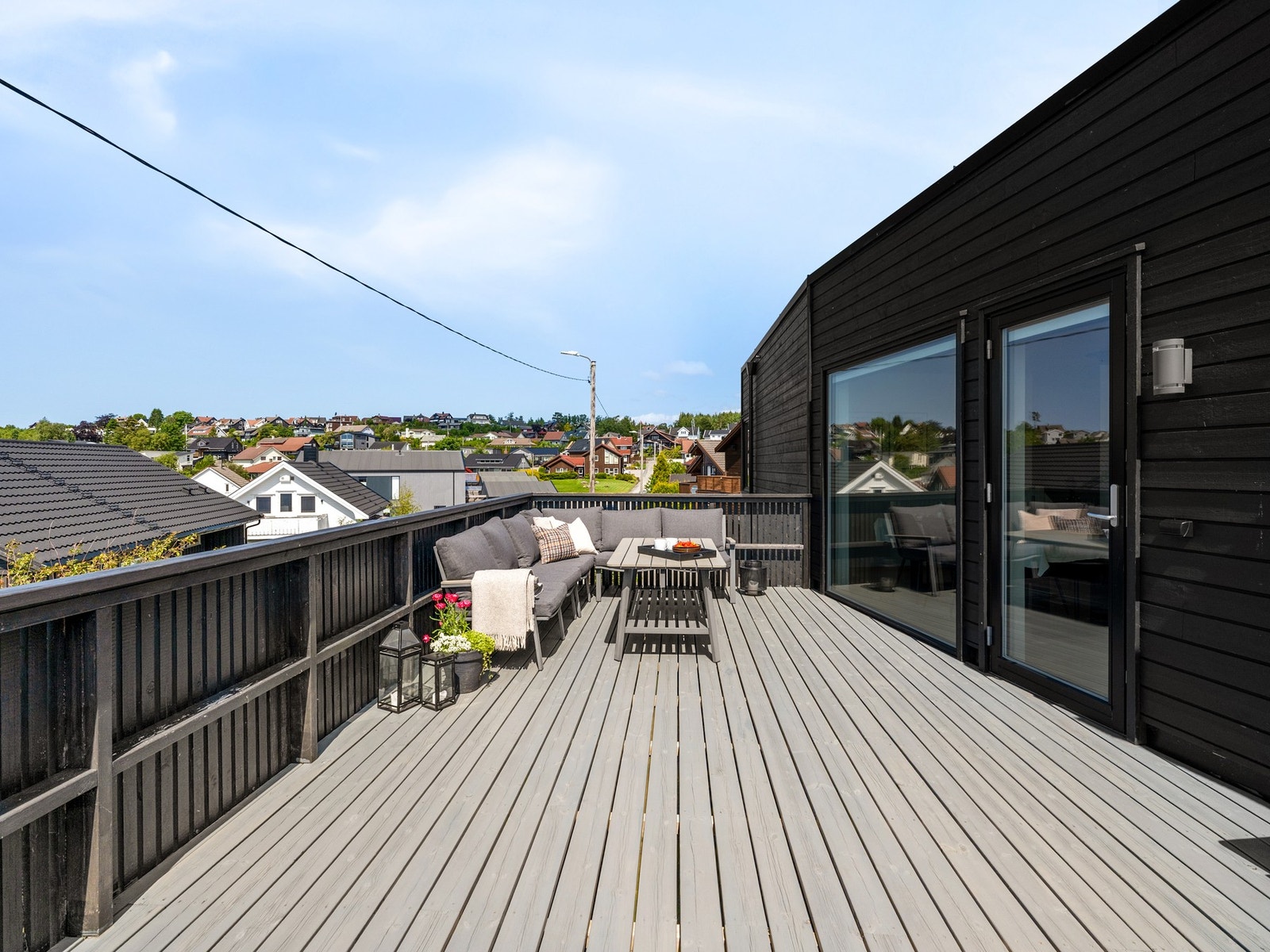 Terrassen er romslig og har god plass til både utemøbler og grill - Et nydelig sted å tilbringe solfylte dager Galleribilde