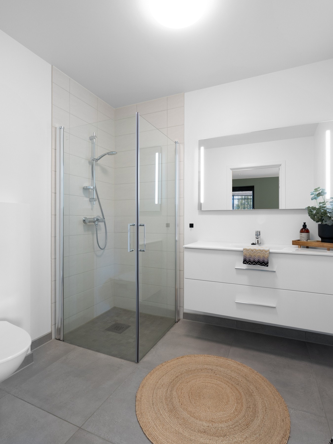 Lekkert bad med varme i gulvet Galleribilde