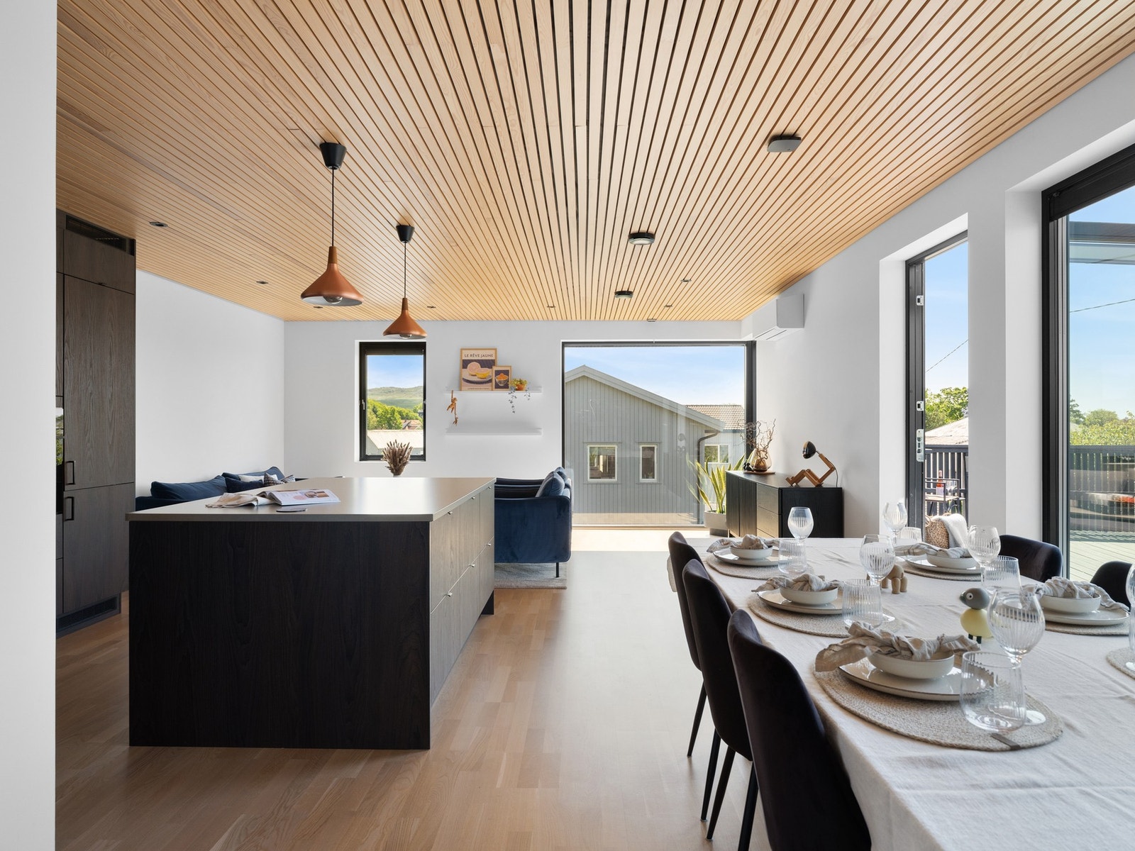 Lys stue / spisestue / allrom med store vindusflater og flotte detaljer Galleribilde