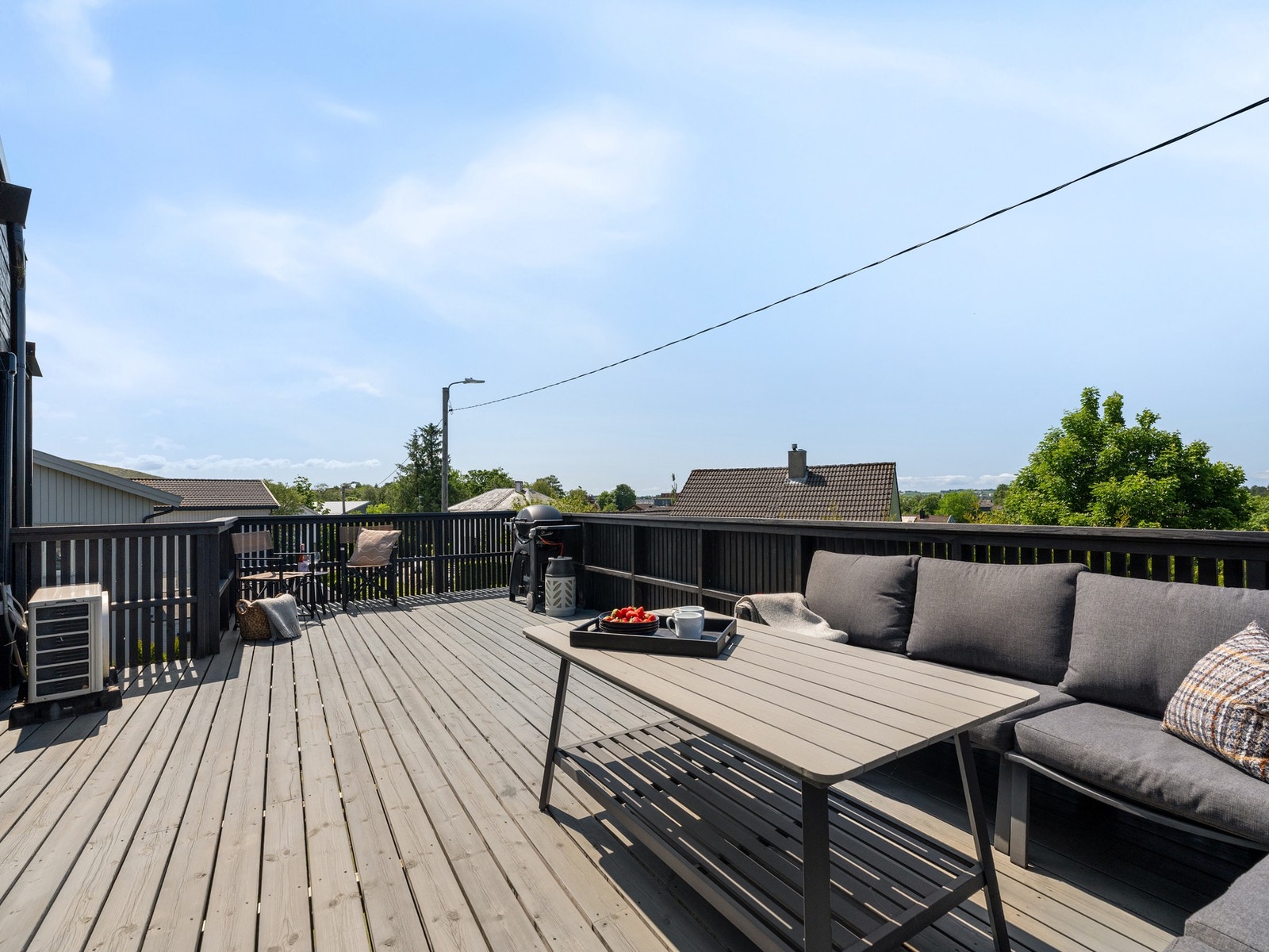 En innholdsrik og lekker bolig med herlige uteplasser Galleribilde