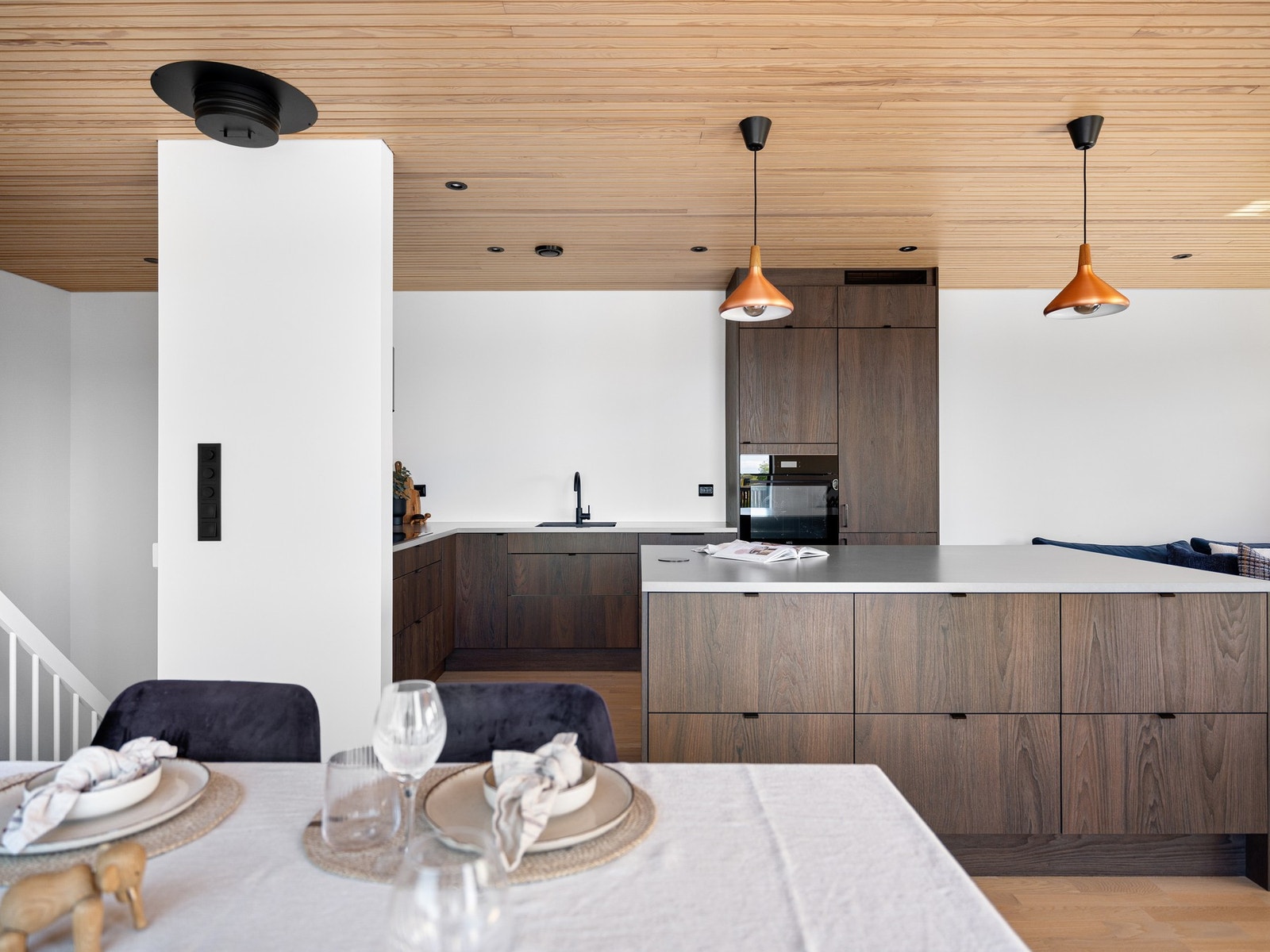 Lekkert kjøkken med stor kjøkkenøy fra Norema Galleribilde