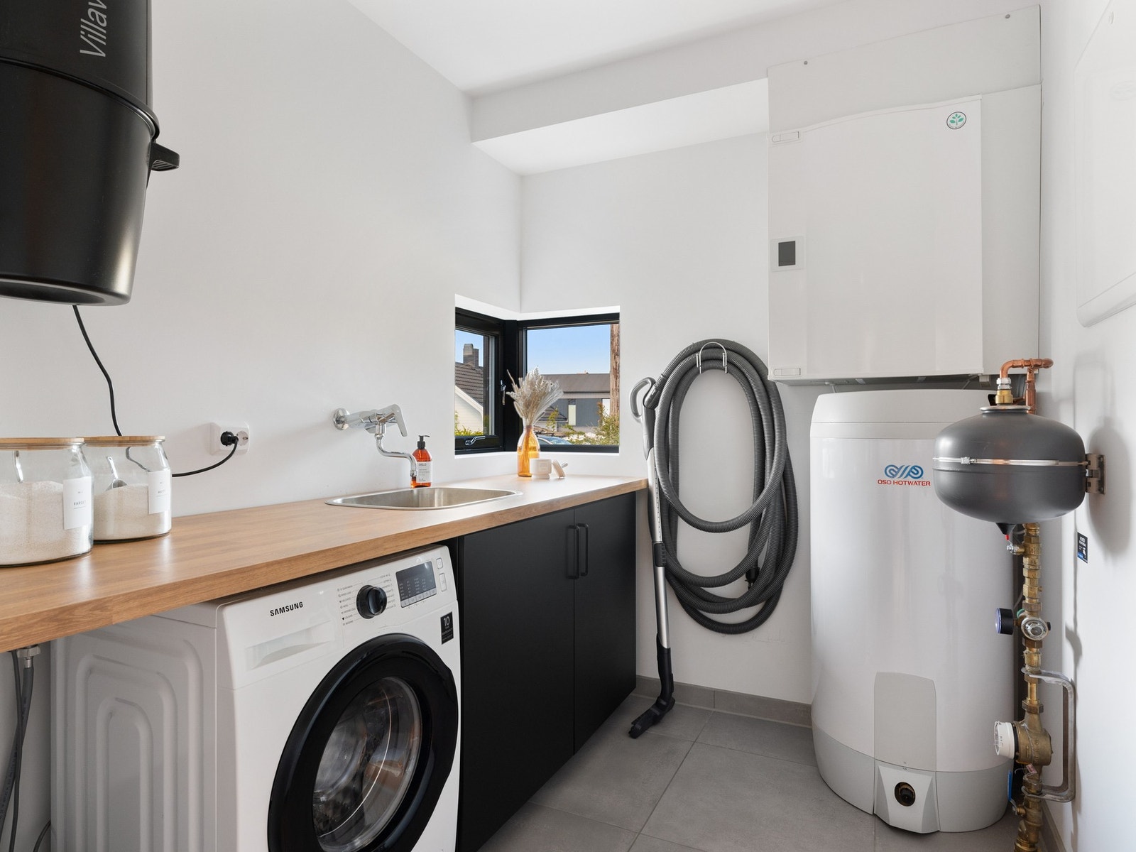 Praktisk vaskerom med benk og uslagsvask Galleribilde