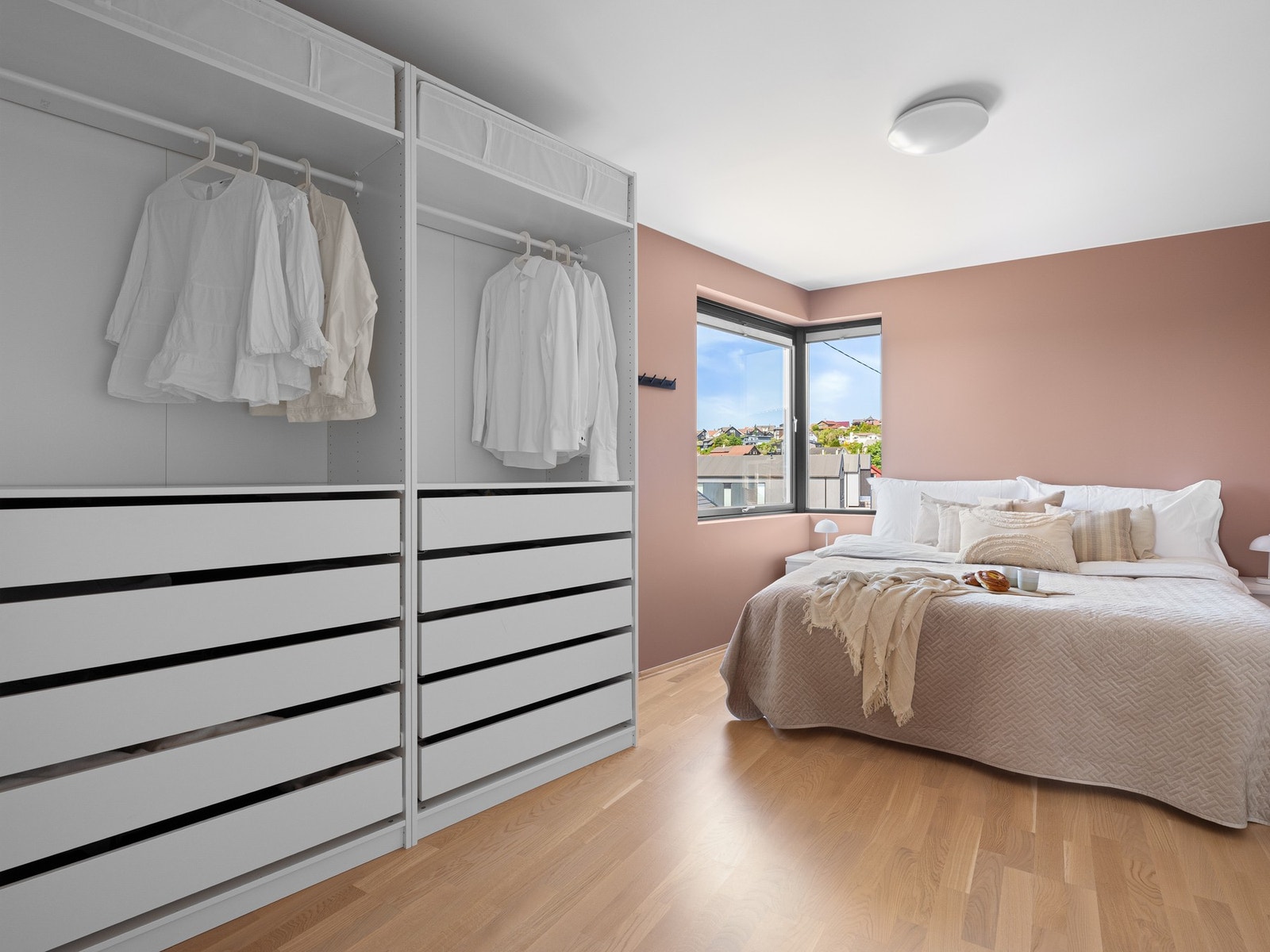 Masterdel med soverom og eget privat bad Galleribilde