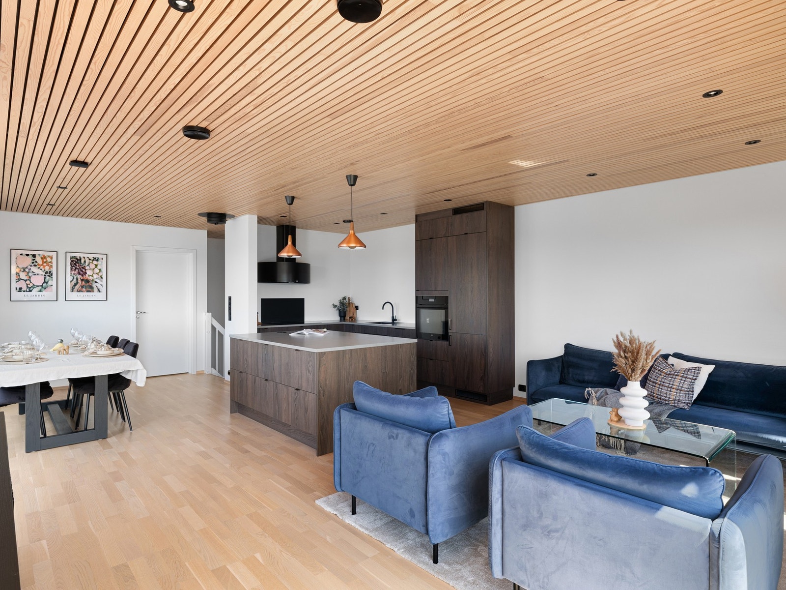 Rommet har god plass til både sofagruppe og spisebord med plass til flere personer Galleribilde