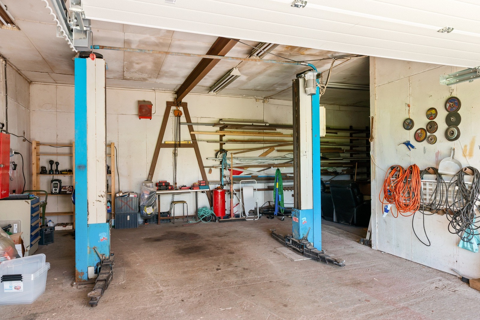 I låven er det garasje med verkstedplass. Galleribilde