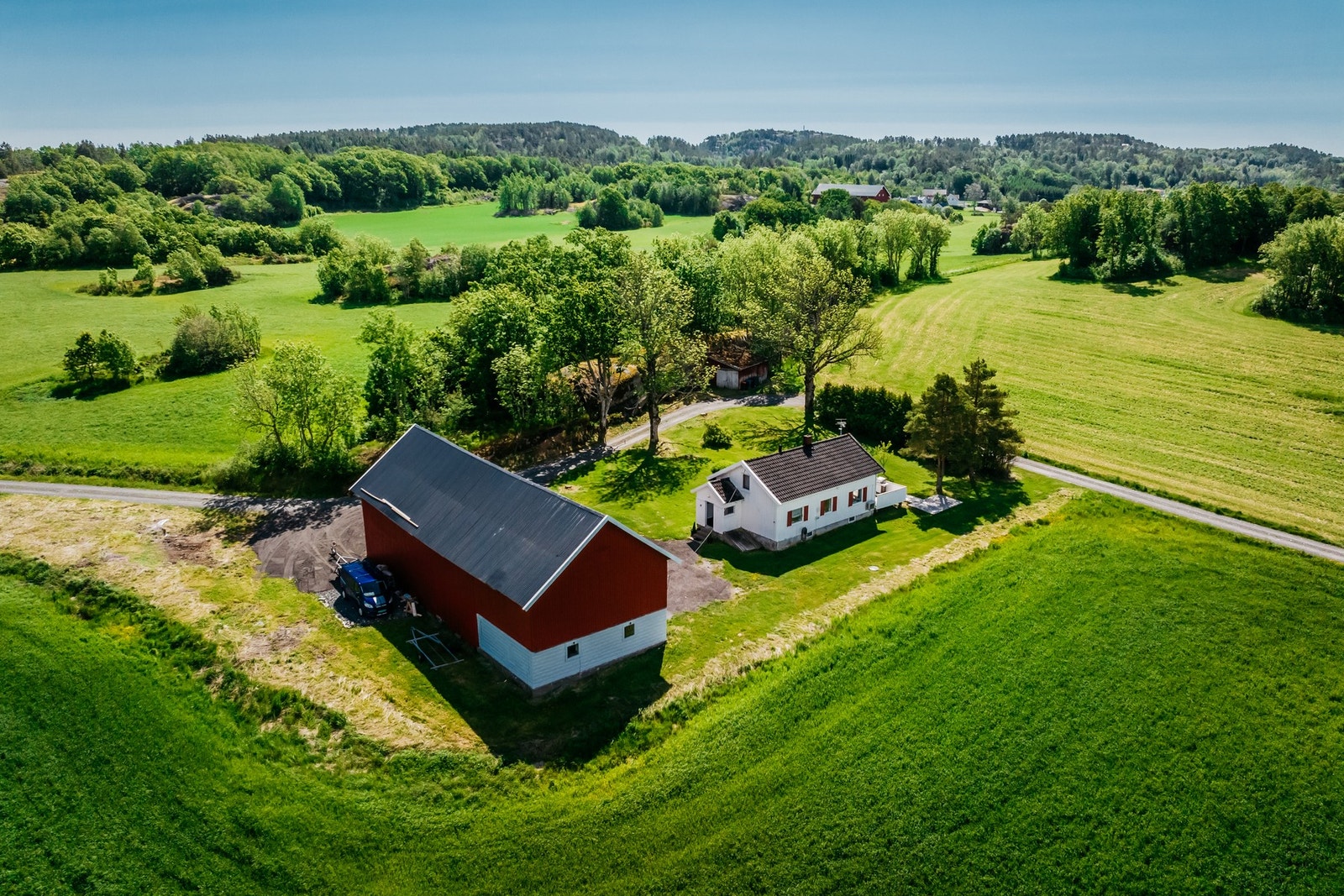 Eiendommen ligger meget fint til i et område det sjeldent omsettes slike eiendommer. Galleribilde