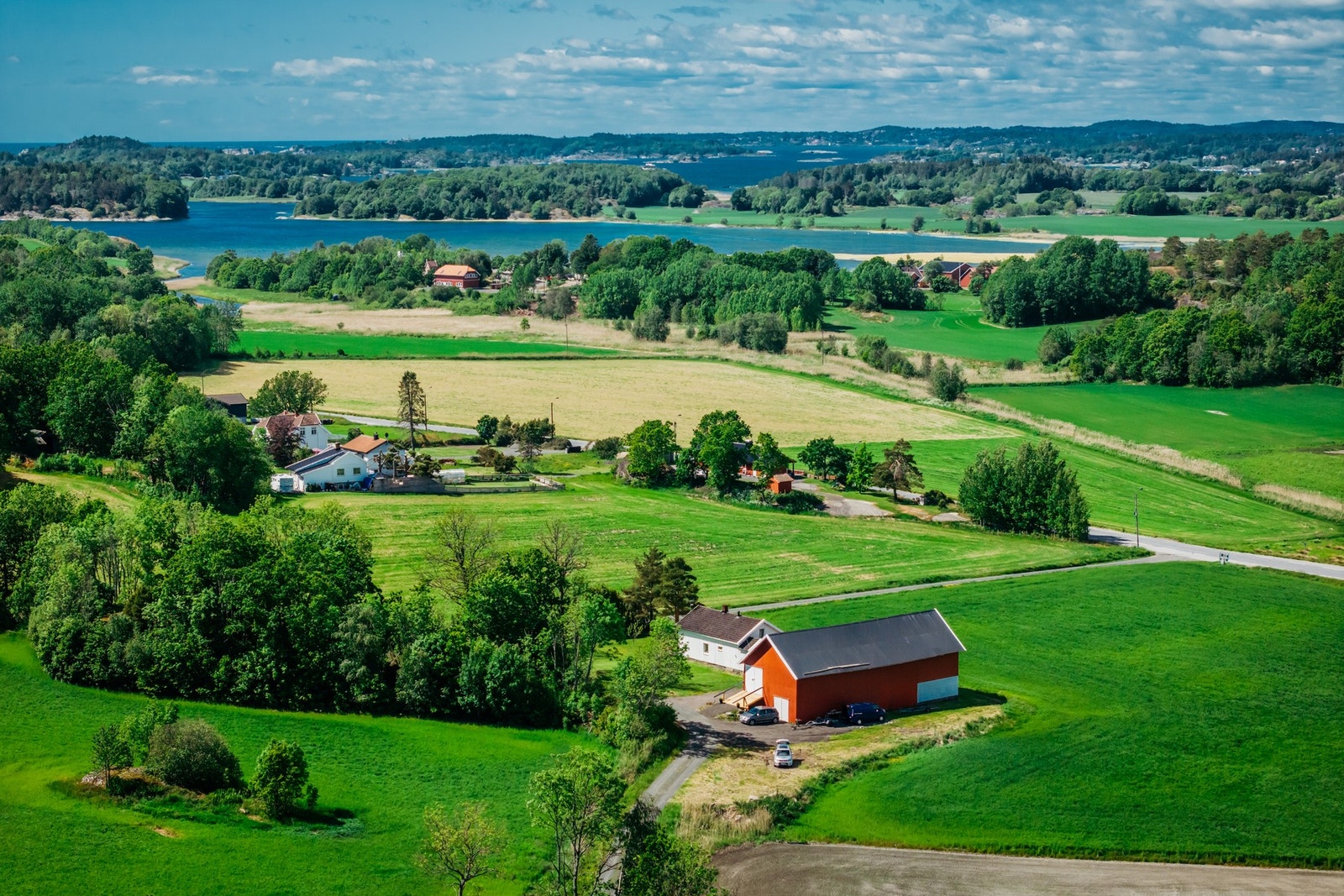 Eiendommen består av 4 teiger. På dette bildet kan vi se de to nærmeste som ligger ved og rundt bolig/låve. Galleribilde