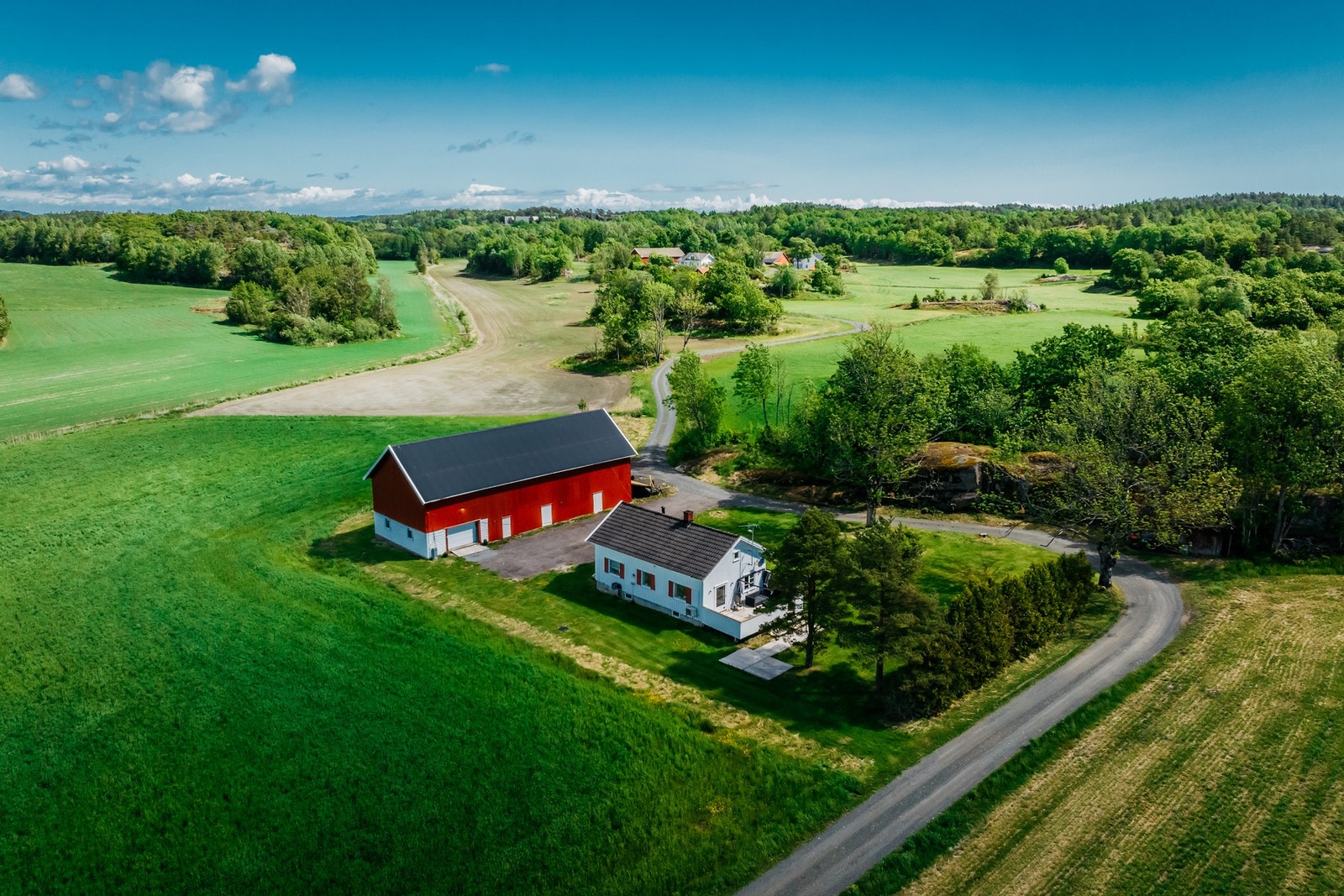 Småbruket ligger i meget naturskjønne omgivelser ved sjøen. Området er Hovland/Klåstad i Tjølling og det er kort vei til blant annet Ula. Galleribilde