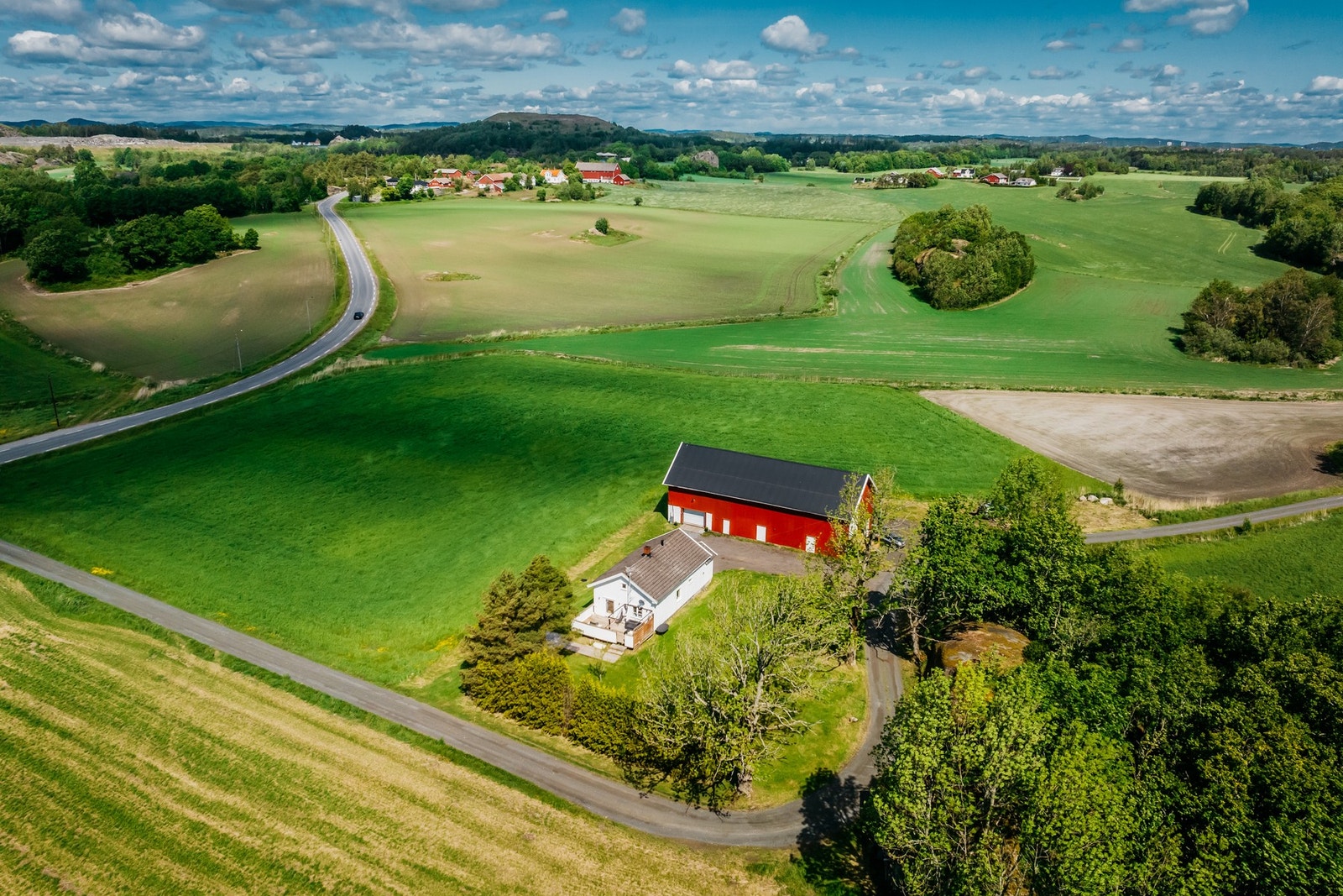 Eiendommen ligger i naturskjønne og landlige omgivelser. Galleribilde