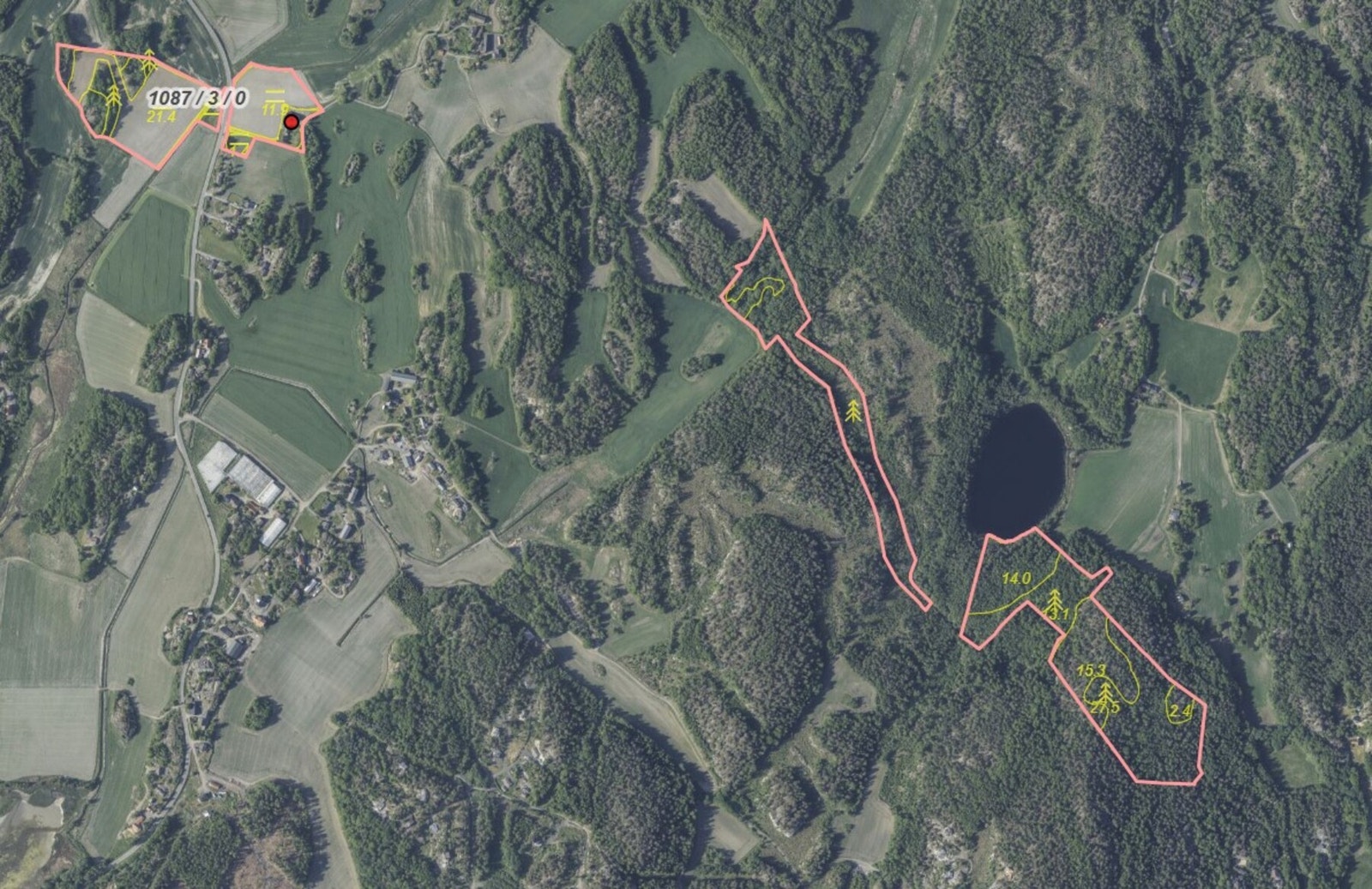 På dette kartet ser vi alle fire teigene som utgjør eiendommen. De to skogsteigene ligger ca 800 og 1400 meter fra boligen i luftlinje. Galleribilde