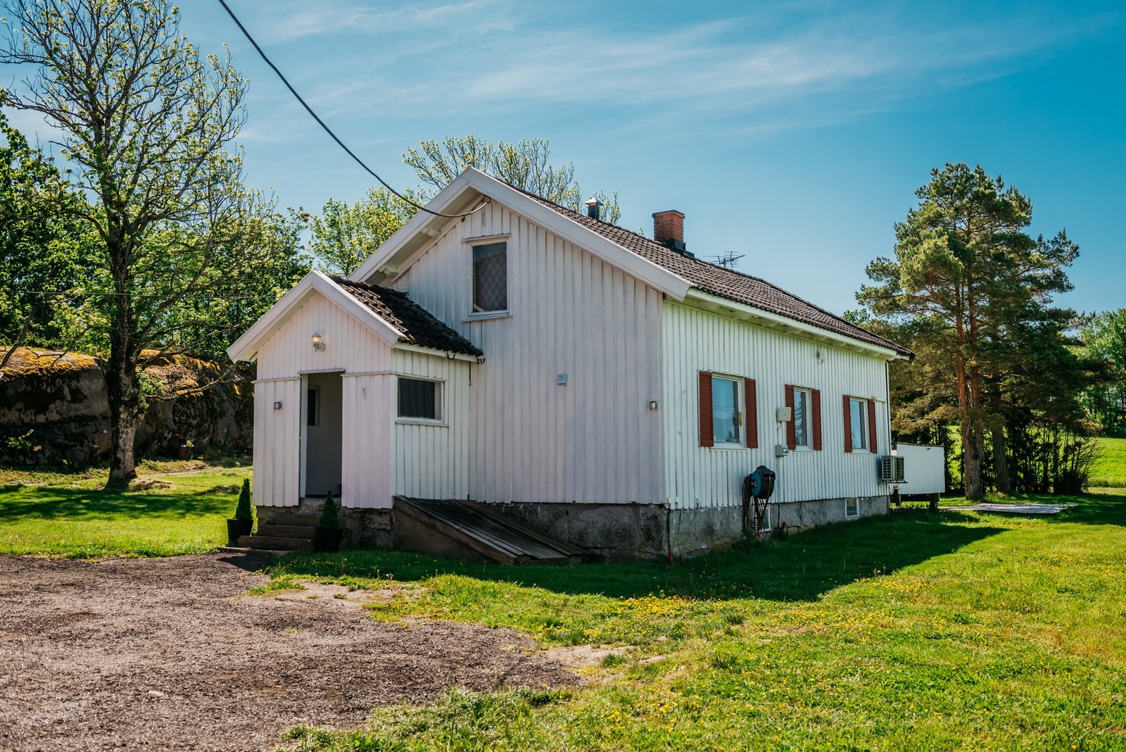 Eneboligen er på 62 kvm og bør moderniseres. Boligen er/har vært leid ut. Galleribilde