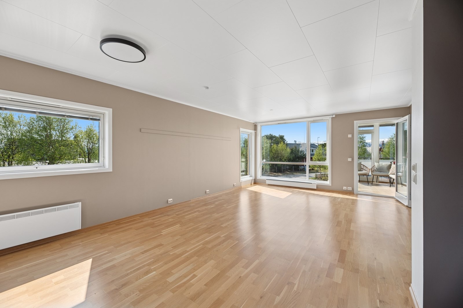 Stuen har store vindusflater som gir rommet en lys og luftig følelse. Galleribilde