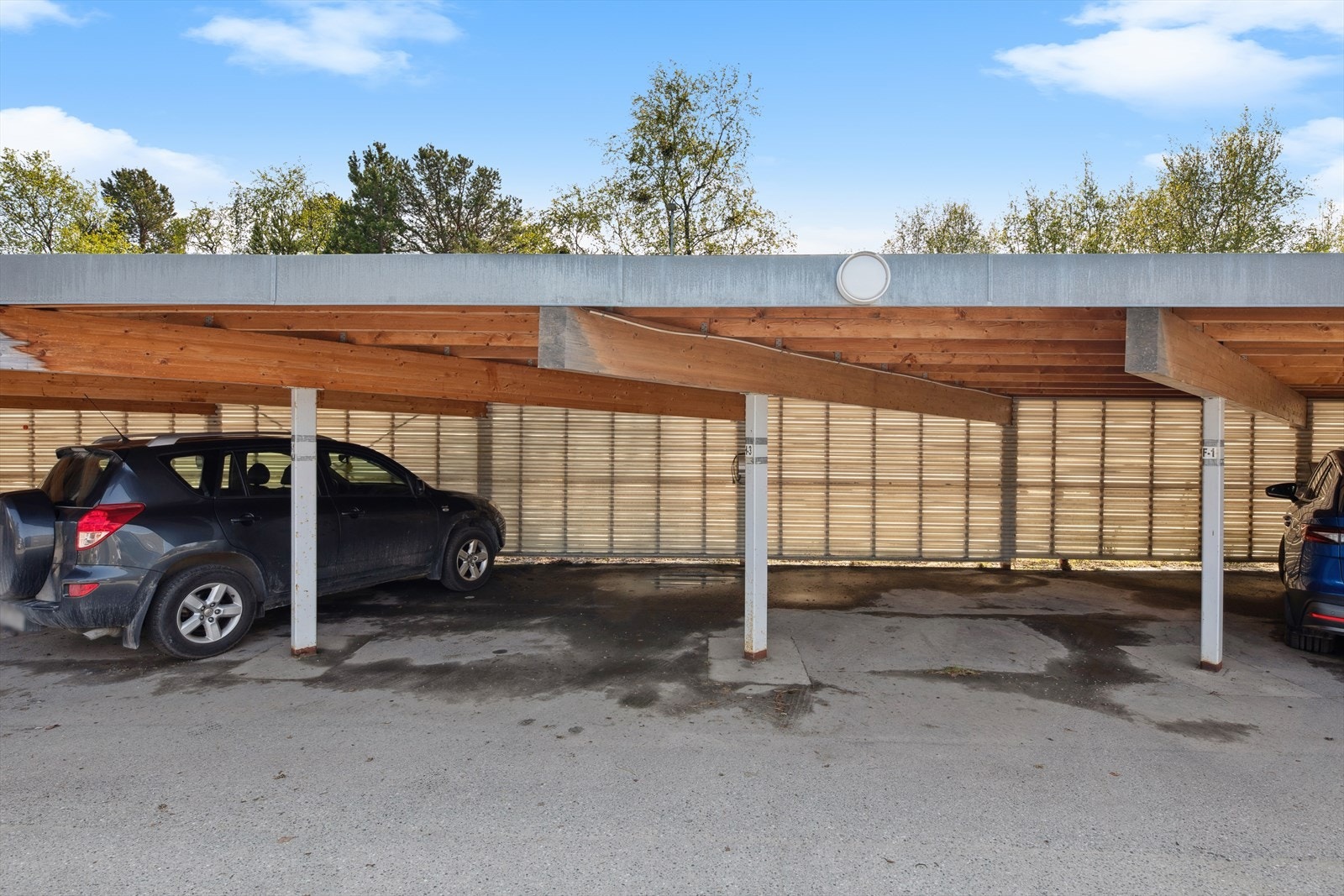 Parkering i carport. Galleribilde