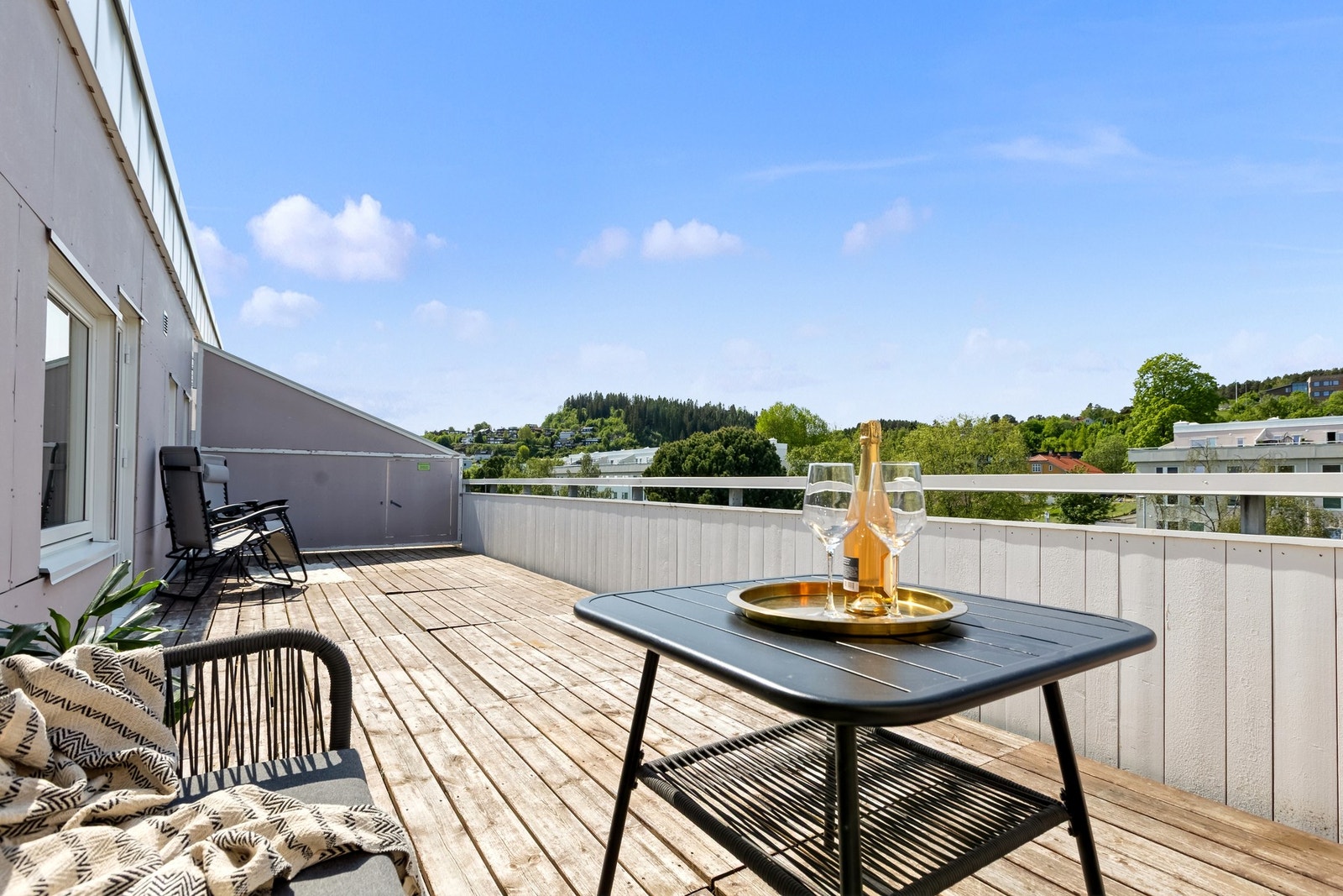 Leiligheten har en egen takterrasse med fantastiske solforhold. Galleribilde