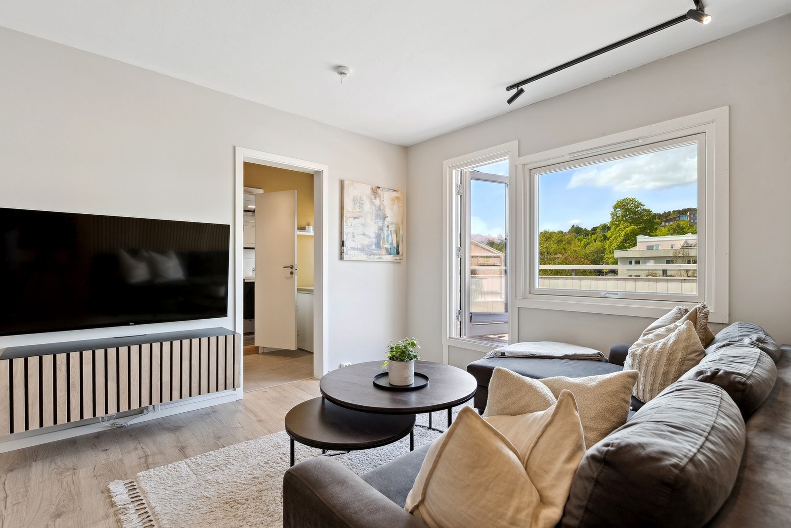 Moderne og lys stue med direkte utgang til en meget romslig takterrasse. Galleribilde