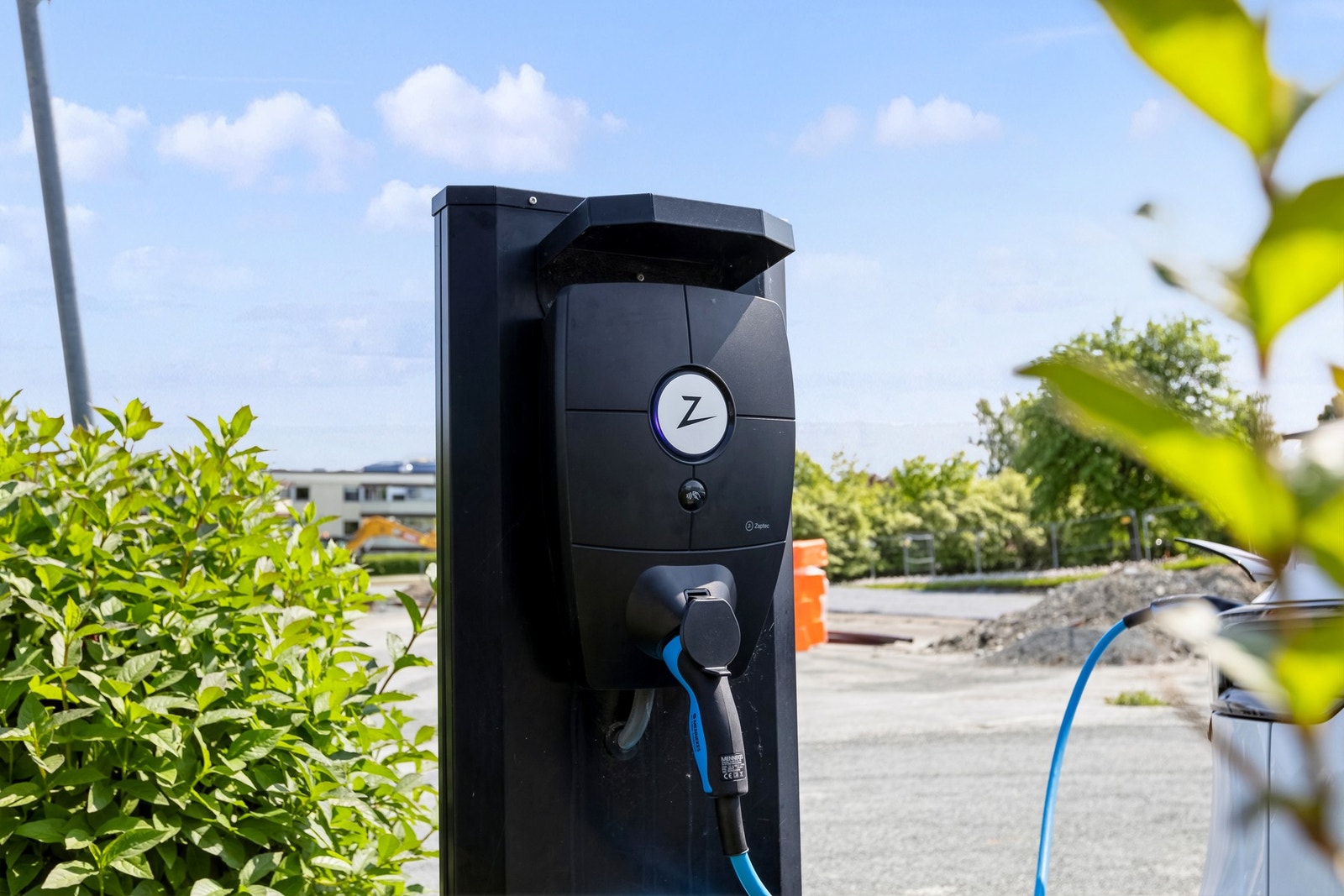 Parkering kan søkes styret. Borettslaget har 9 elbil-ladere til disposisjon. Galleribilde