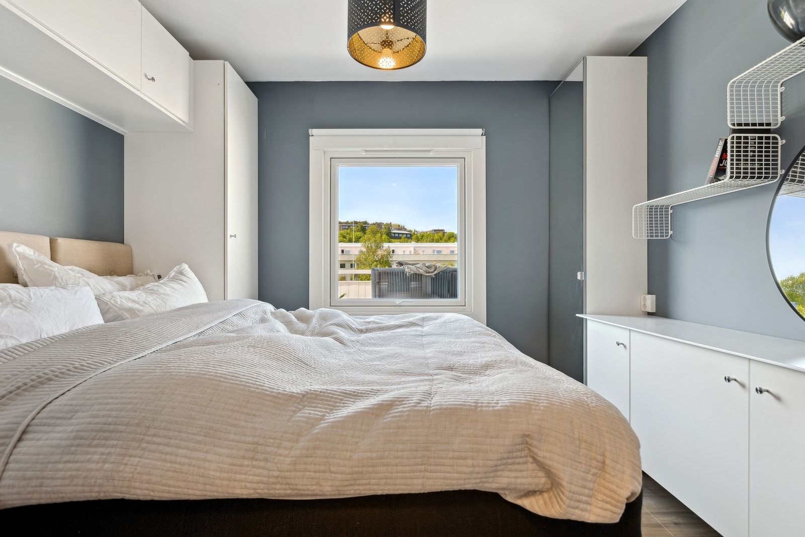 Romslig soverom i fine farger som måler 8 kvm. Her har man gode oppbevaringsmuligheter. Galleribilde