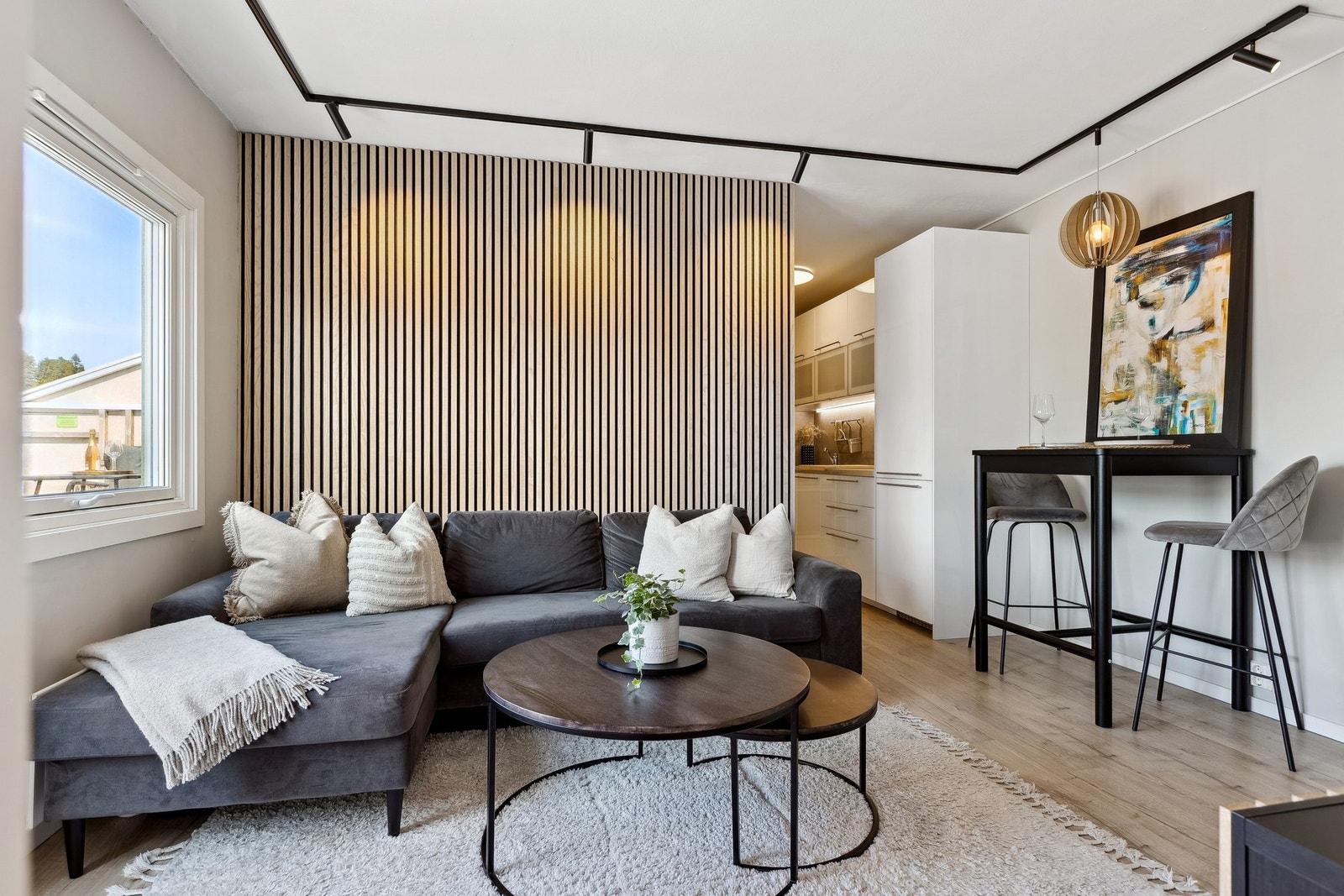 Lys og innbydende stue med utgang til egen takterrasse på hele 28 kvm. Galleribilde