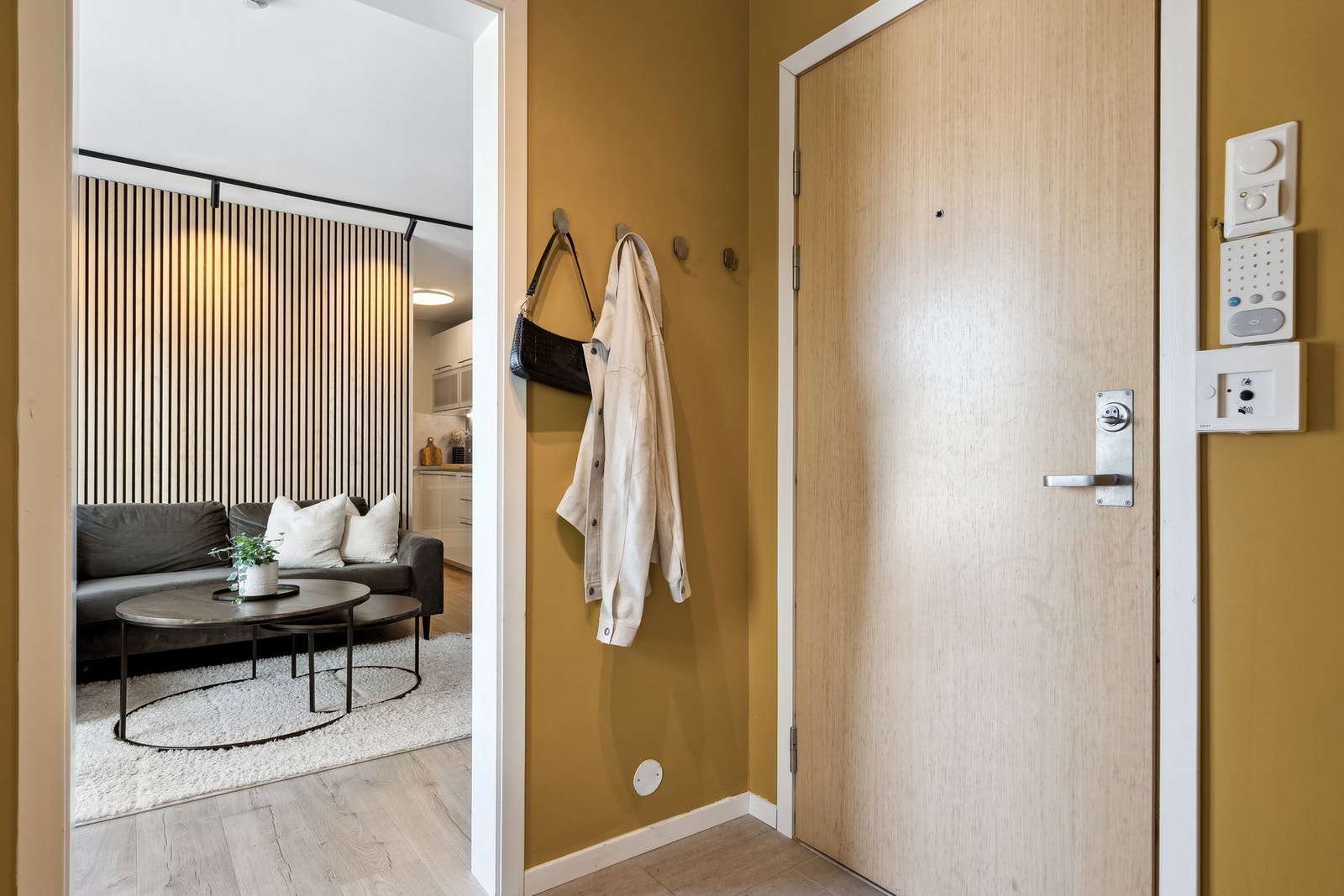 Vi ønsker deg velkommen inn. Leiligheten sin entré måler 4 kvm. Galleribilde