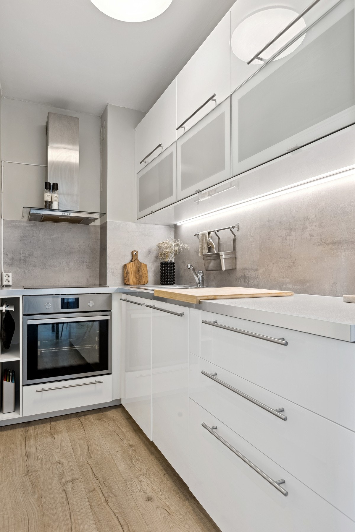 Moderne kjøkken med integrerte hvitevarer og praktiske løsninger. Galleribilde