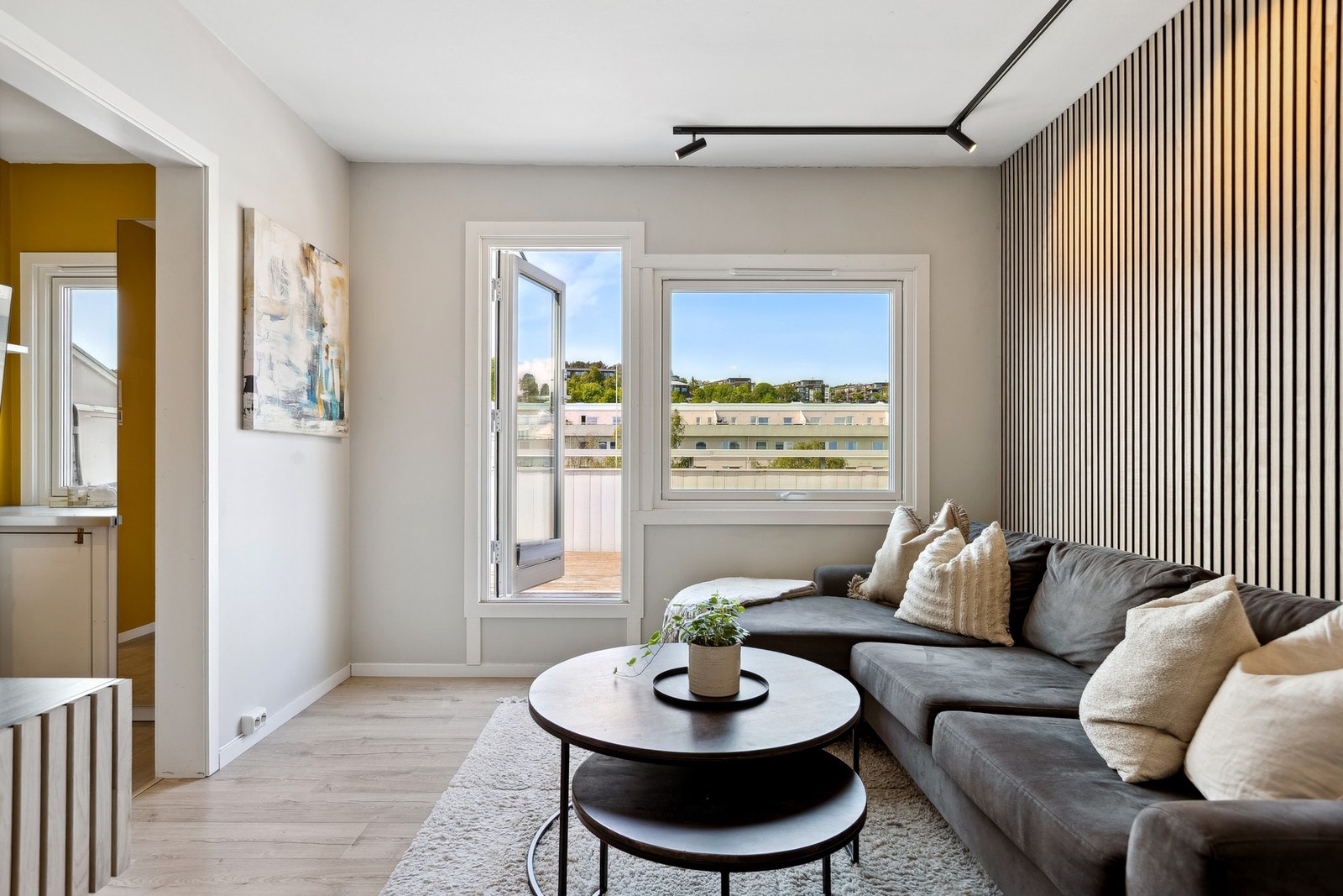 De store vindusflatene gir rikelig med naturlig lysinnslipp. Galleribilde