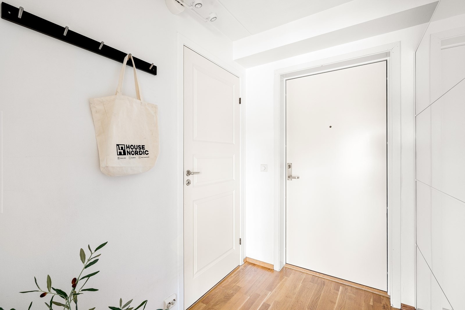 Gang med skyvedørsgarderobe. Galleribilde