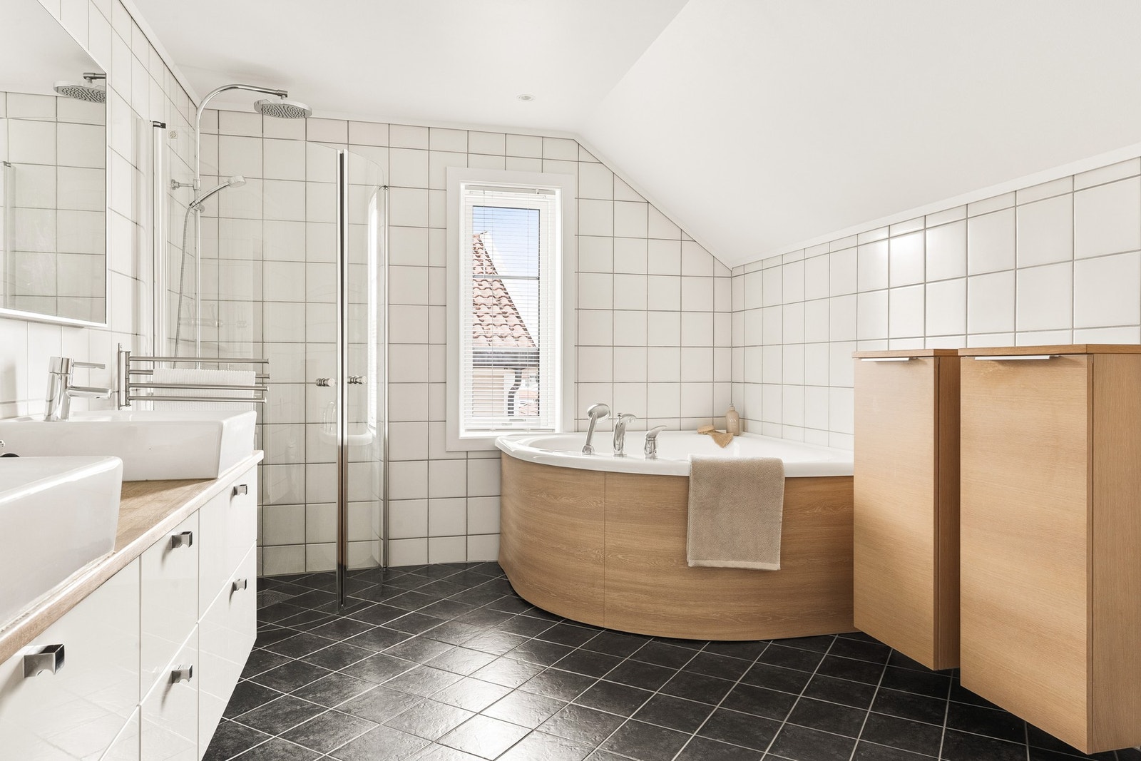Helfliset, romslig bad. Galleribilde