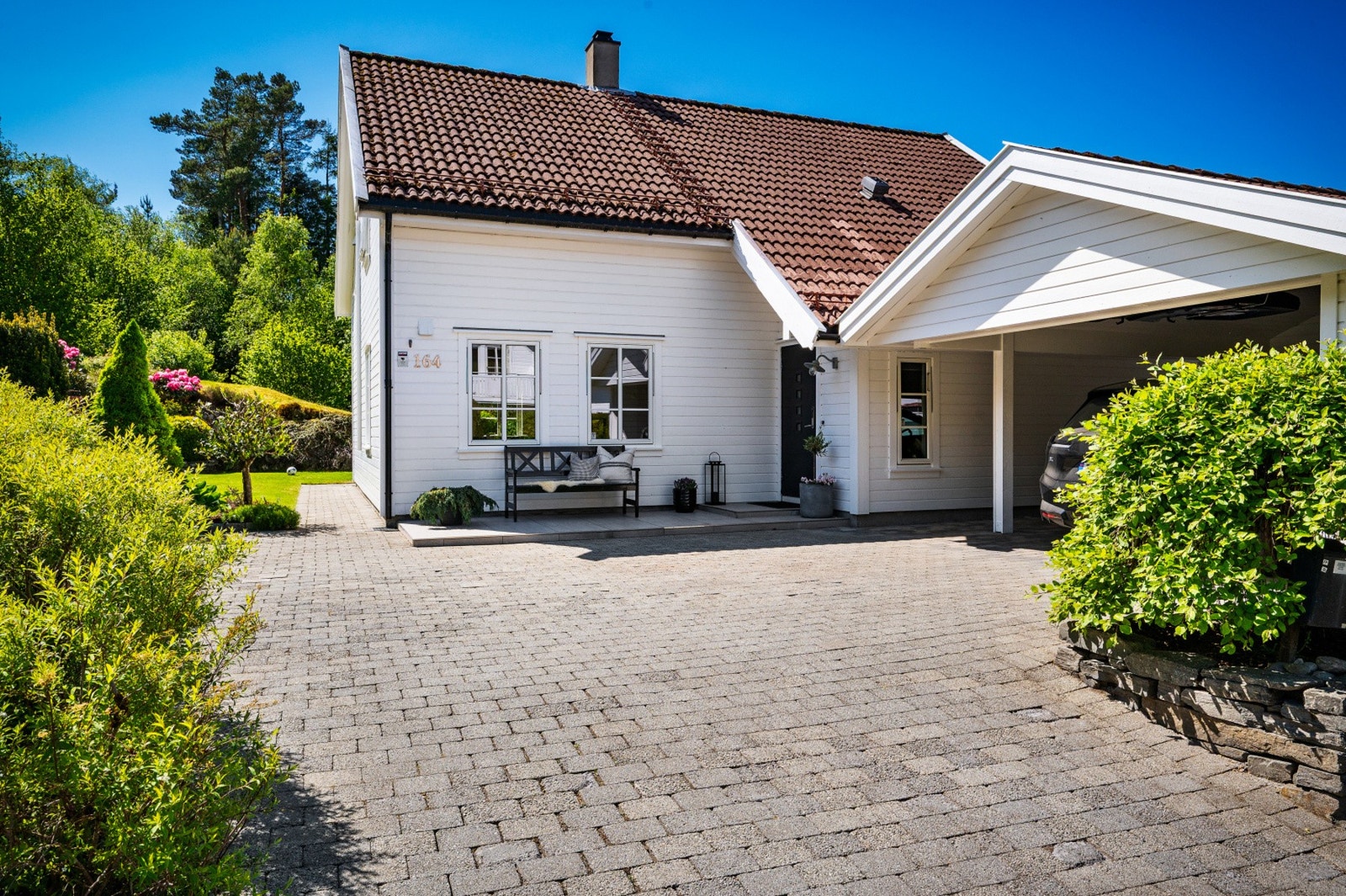 Innkjørselen er pent opparbeidet med brostein. Galleribilde