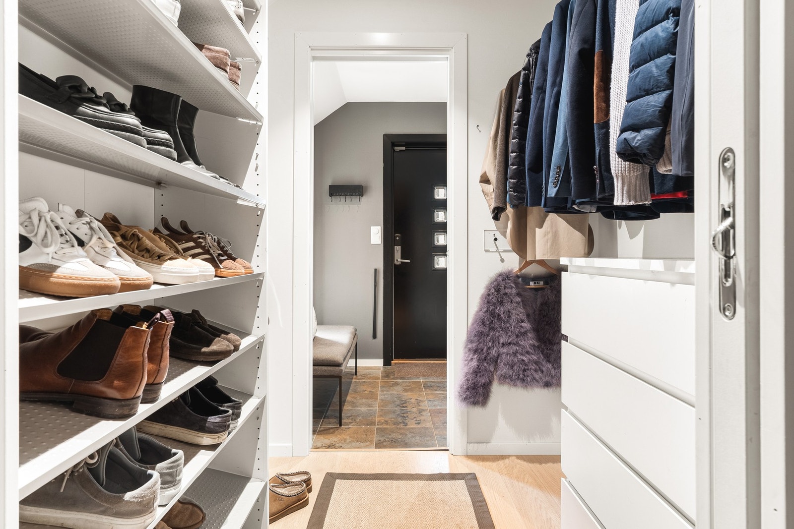 Rikelig med oppbevaringsplass i stor walk-in garderobe tilknyttet entré. Galleribilde