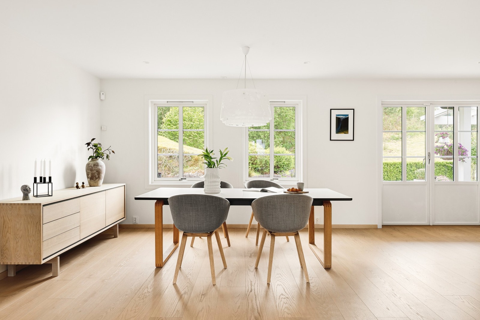 Stuen er lys og innbydende med rikelig av naturlig lysinnslipp. Galleribilde