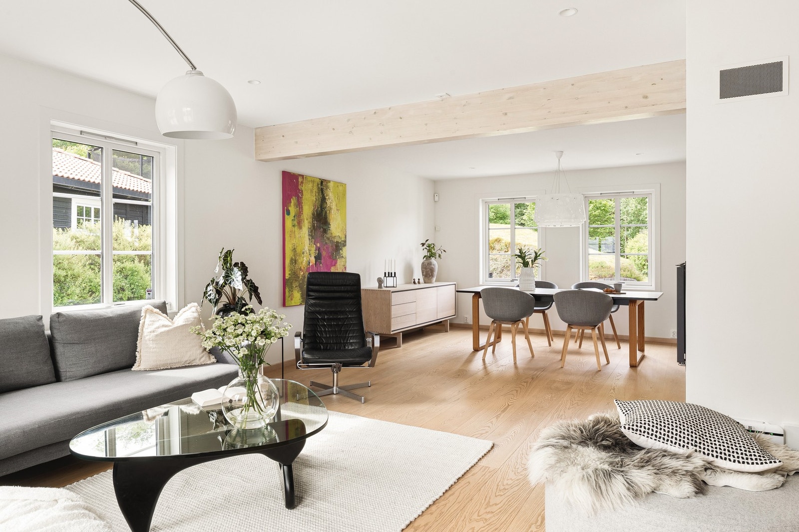 Overflatene er holdt i lyse fargetoner. Galleribilde
