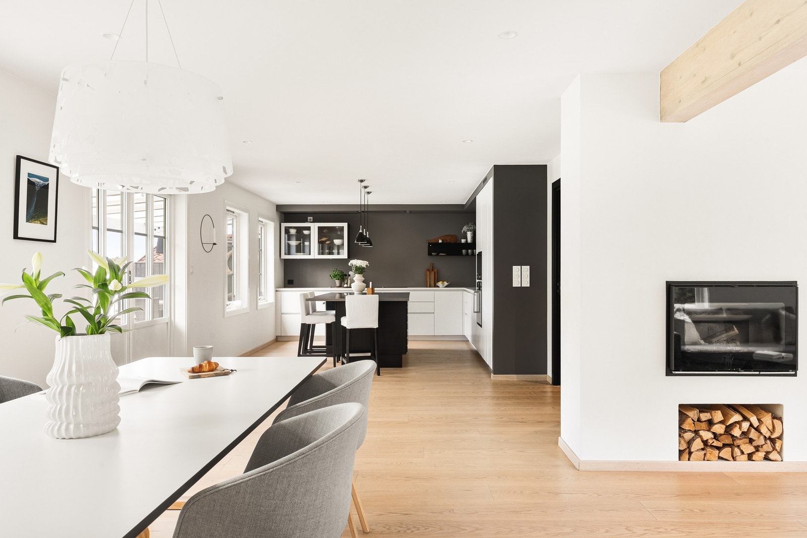 Det er åpen løsning mot kjøkkenet. Galleribilde