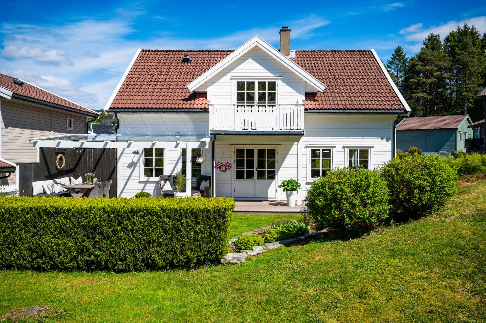 Tomten er grønn og frodig med ideelle solforhold. Galleribilde