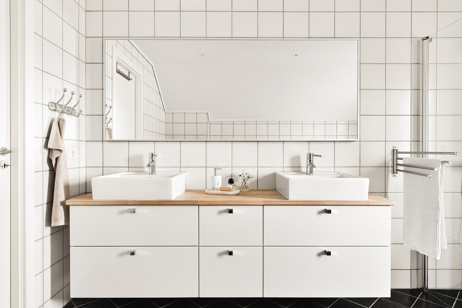 Tidsmessig innredning med dobbelservant. Galleribilde