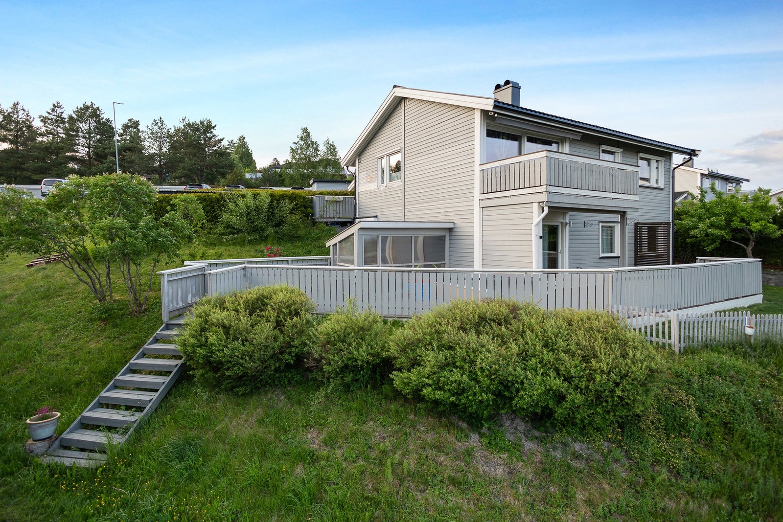 Boligen ligger fint til på nedre del av Garderåsen i et veletablert boligområde preget av villa- og småhusbebyggelse. Galleribilde