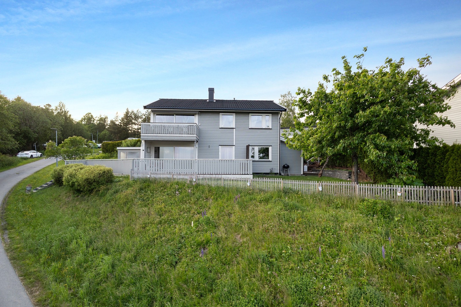 Området byr på flotte rekreasjonsmuligheter året rundt. Her er det både idylliske badeplasser, skistadion og treningssenter, samt golfbane, svømmehall og håndballhall. Galleribilde