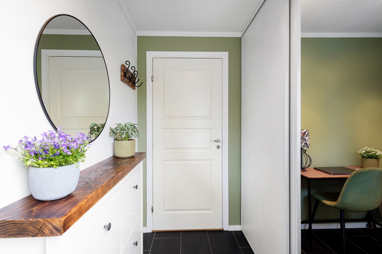 Velkommen inn i en lys og praktisk entré med god plass til yttertøy og sko. Rommet har en ideell plassering som skaper en naturlig overgang til gang og oppholdsrom. Galleribilde